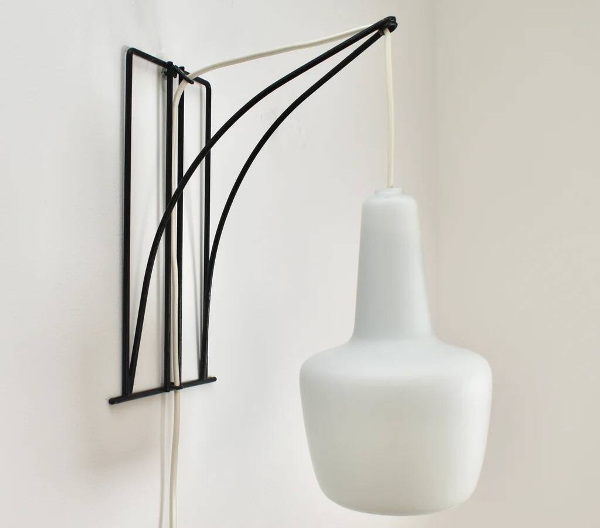 Applique murale moderniste fil métal verre