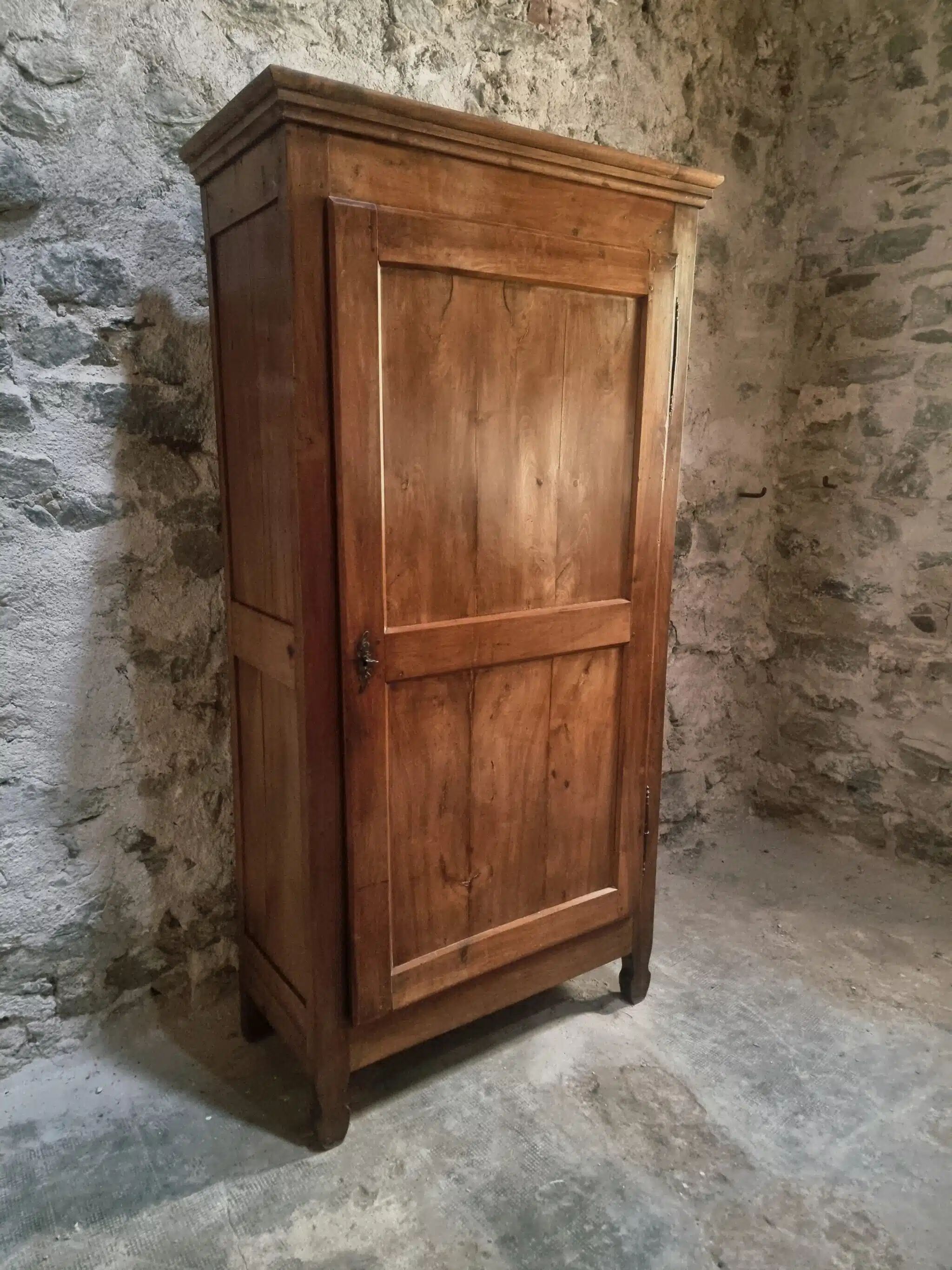 Armoire à linge, bonnetière ancienne en merisier français