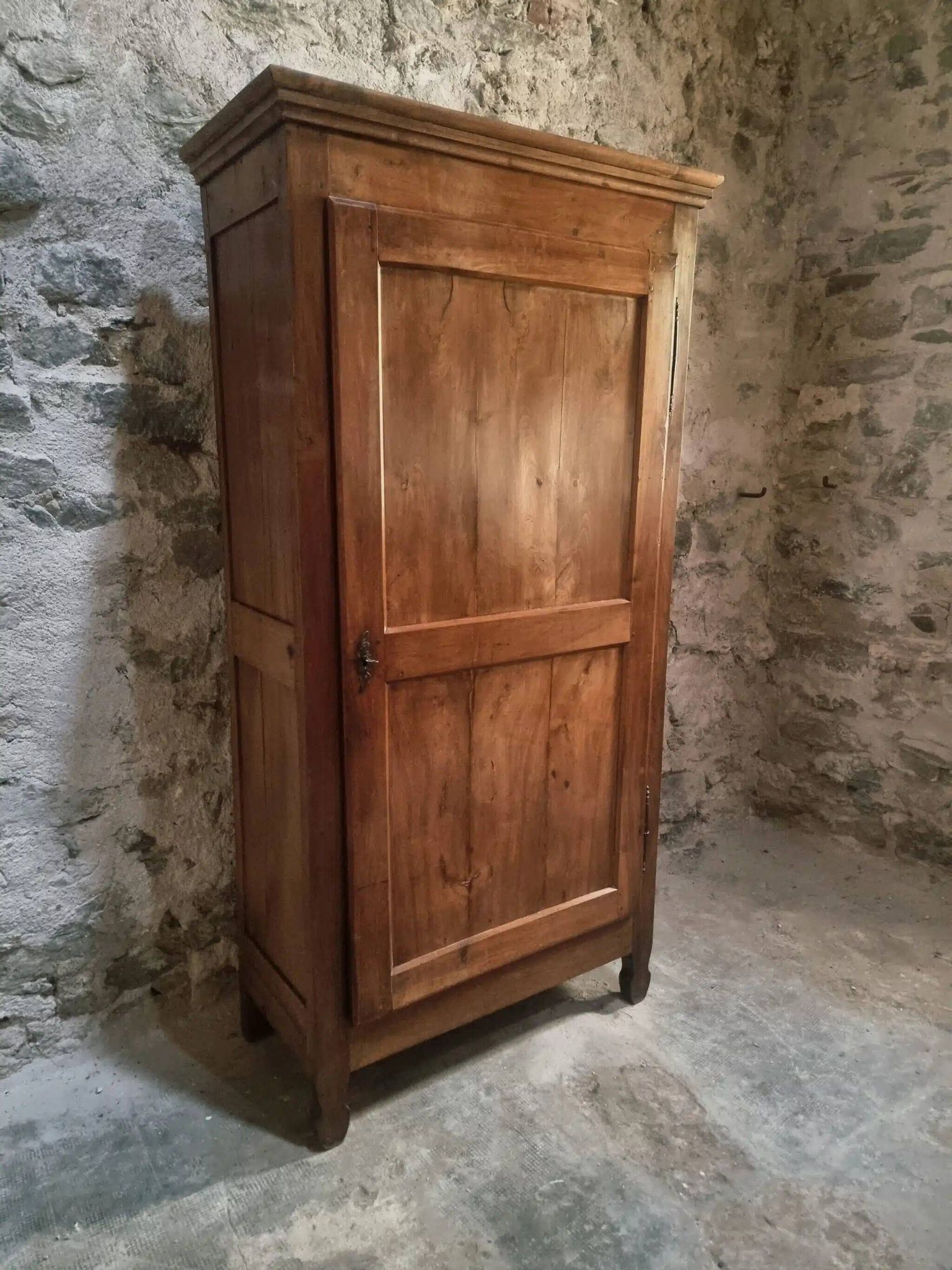 Armoire à linge, bonnetière ancienne en merisier français