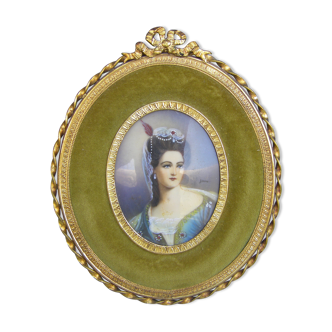 Portrait miniature medallion