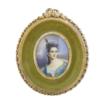 Portrait miniature medallion
