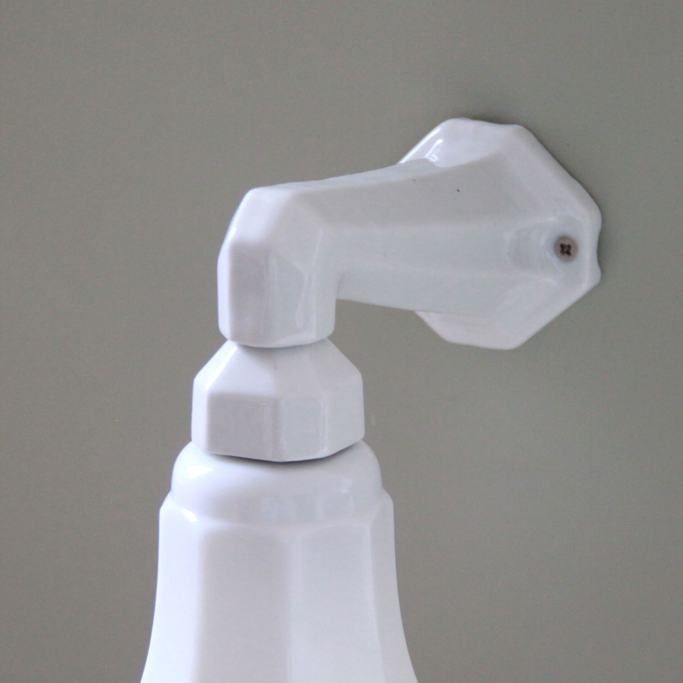 Applique murale col de cygne porcelaine céramique tulipe verre opaline blanche