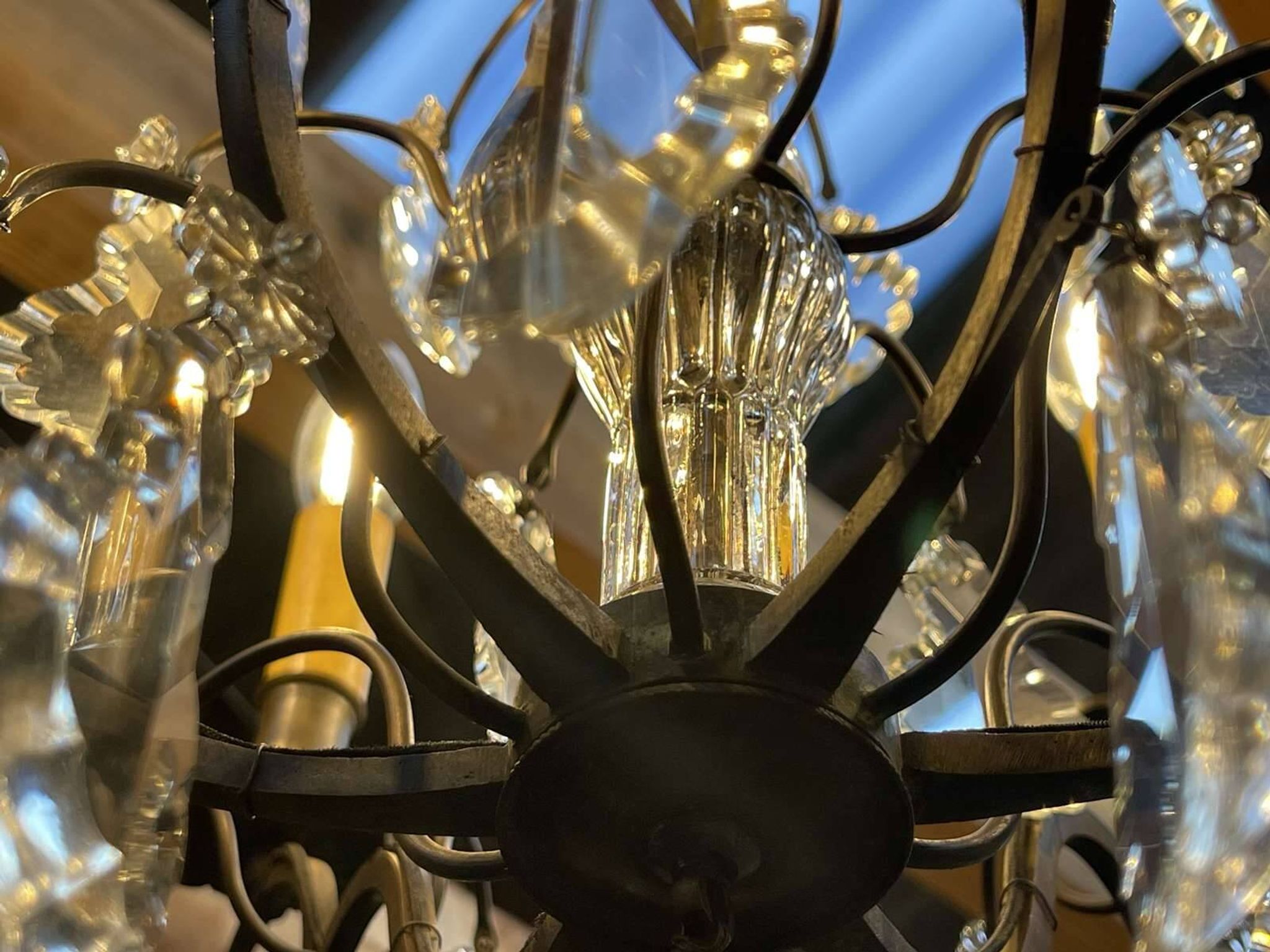 Bronze and cut crystal chandelier with 6 lights, early 20th century work.