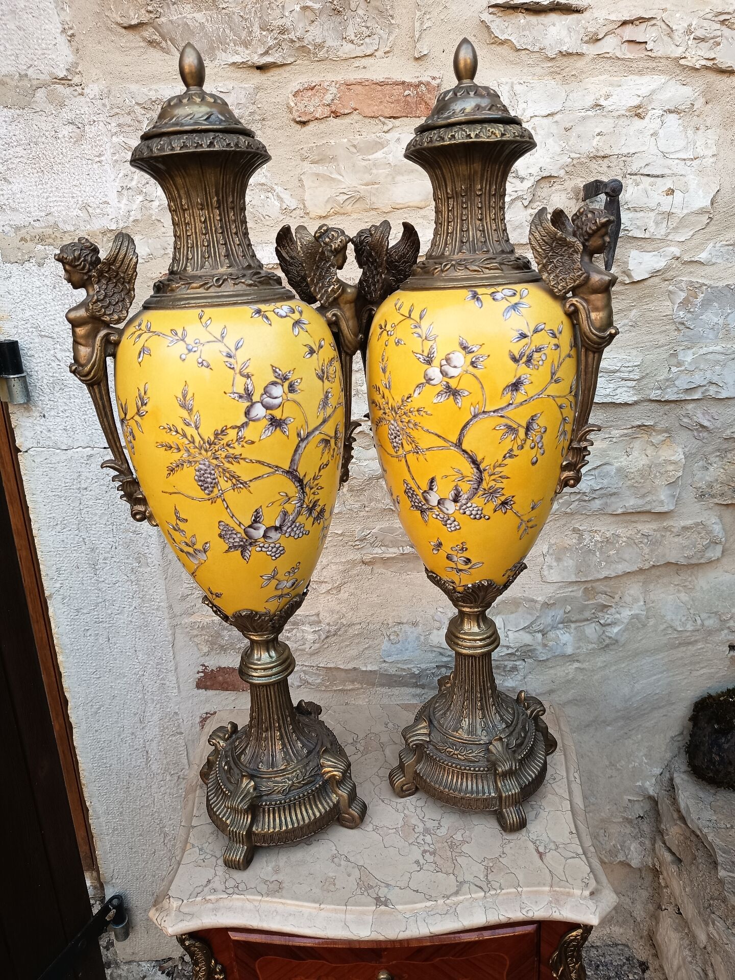 Paire de grands vases couverts - 60cm - faïence jaune