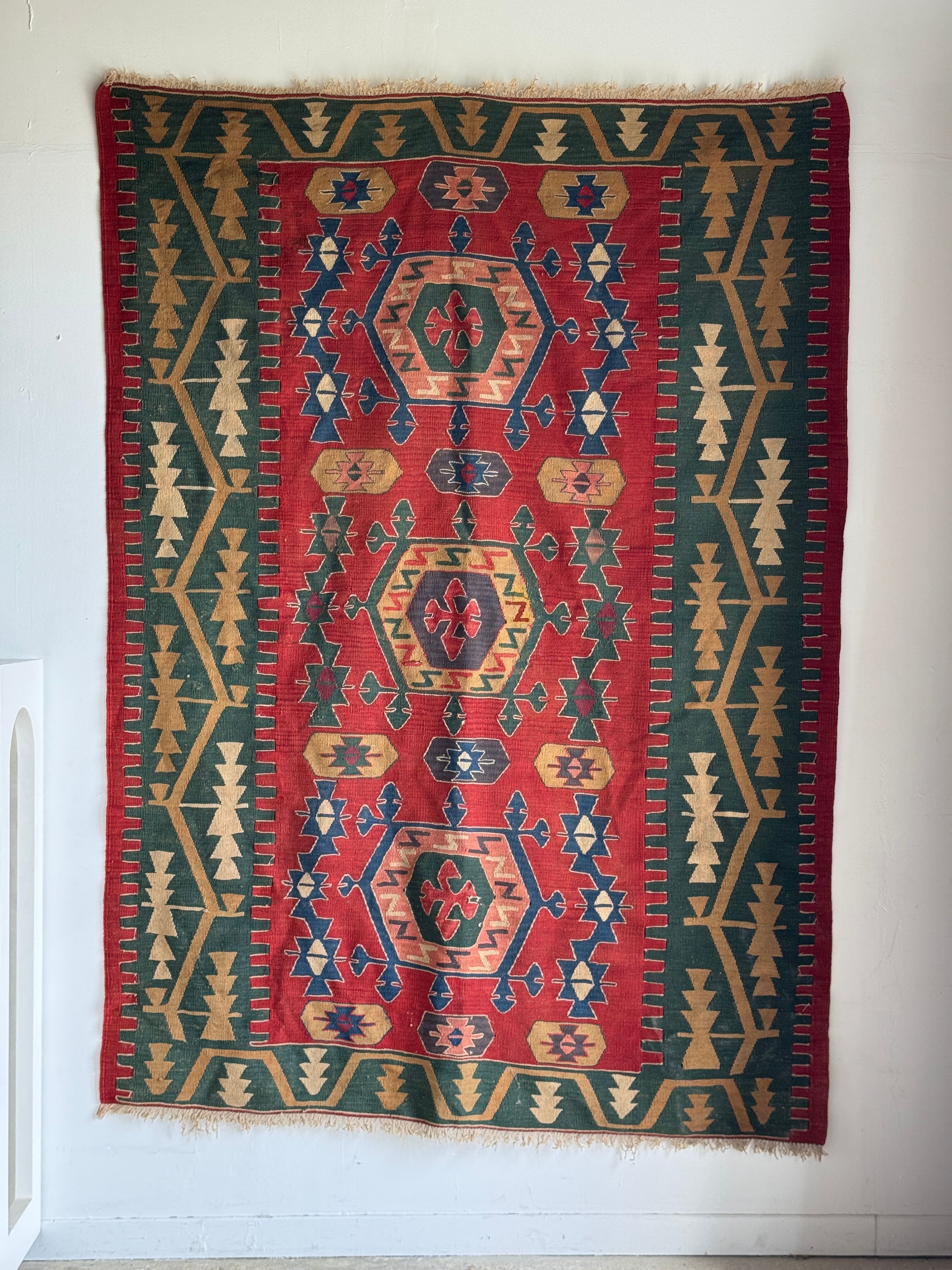 Large Turkish rug with a dominant red colour 231x170.