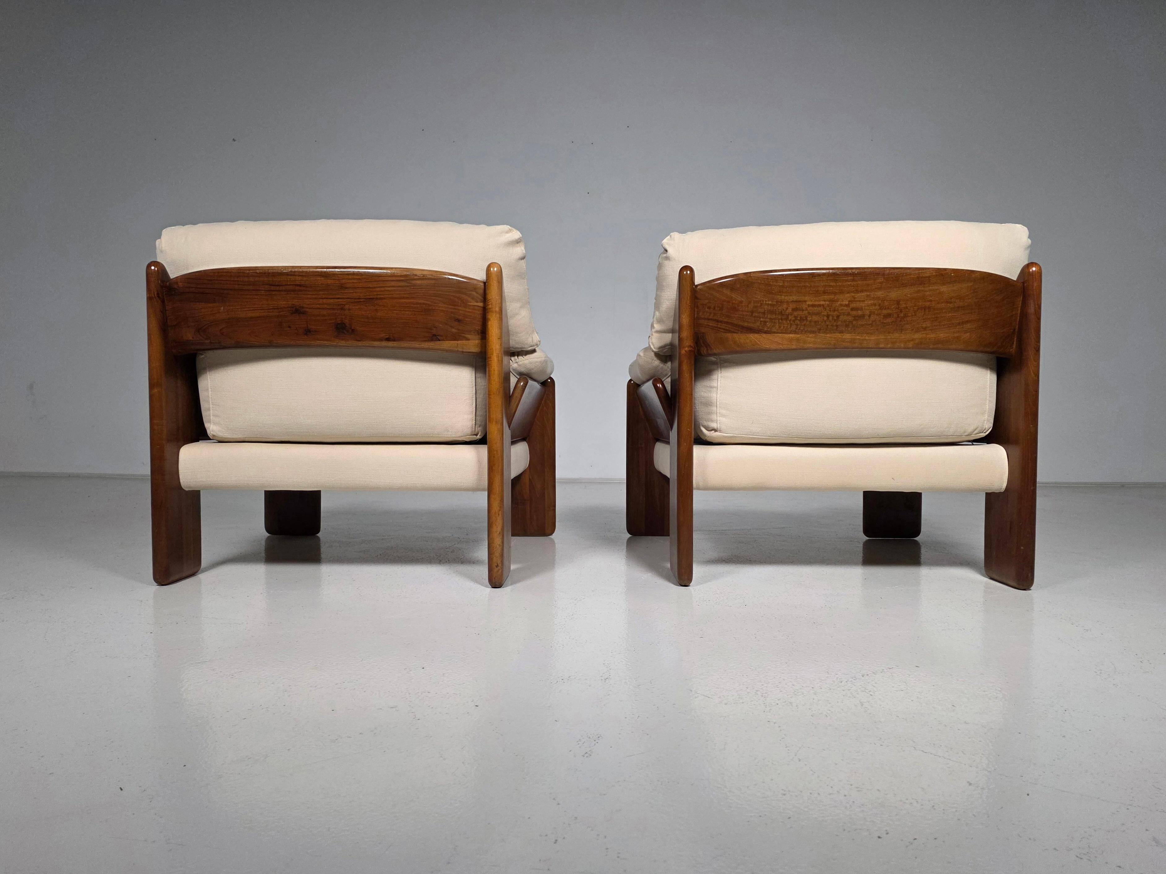 Mid-century walnut "Sapporo" armchairs by Mario Marenco for Mobil Girgi, 1970.