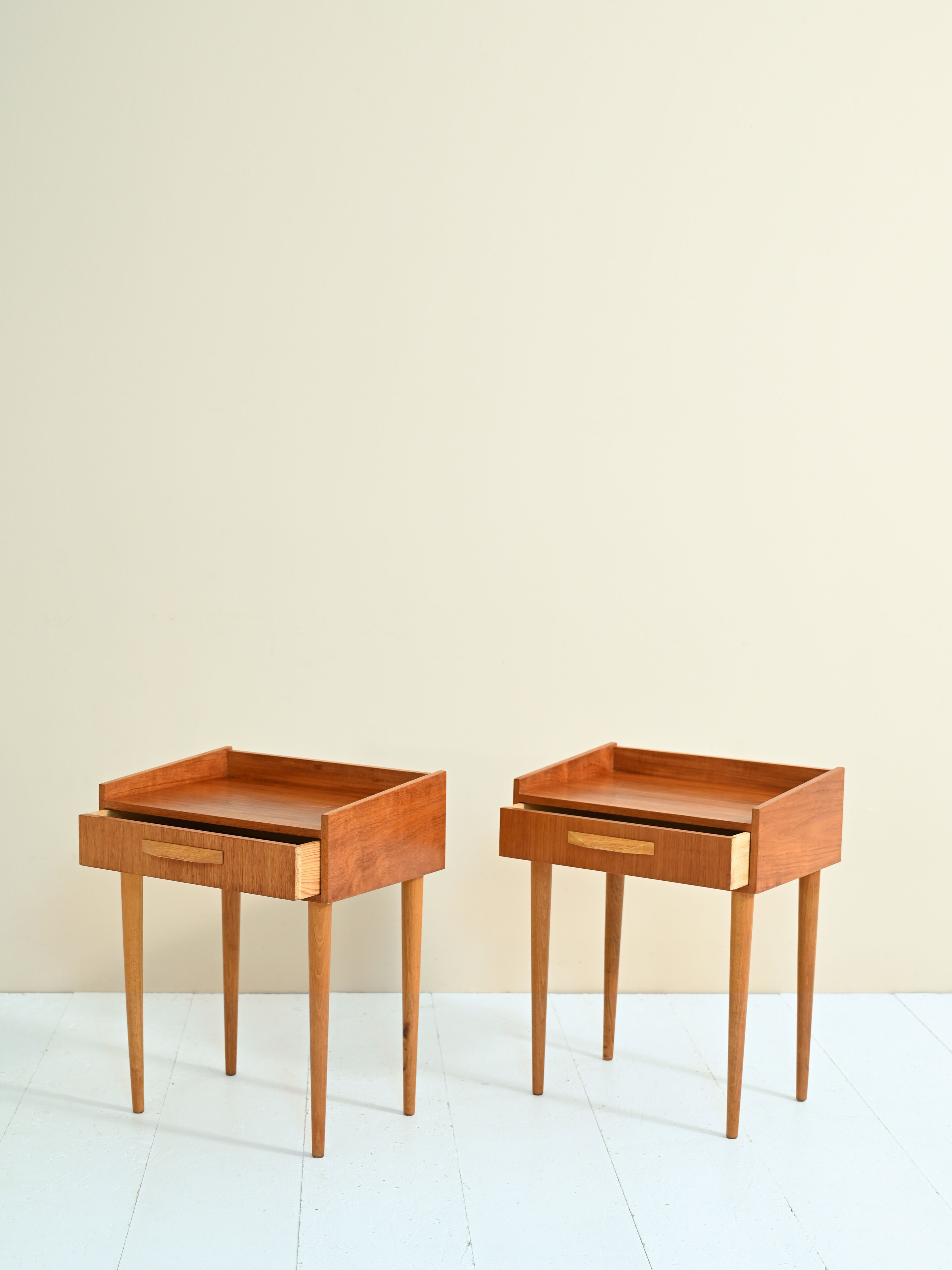 Paire de tables de chevet en teck