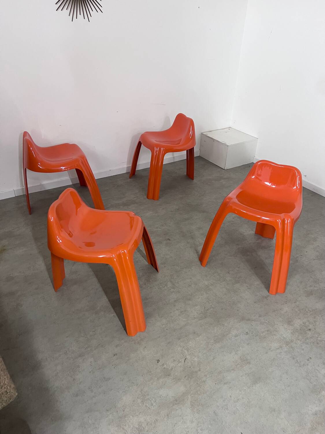 Table and 4 chairs in orange fiberglass design from the 70s Patrick Gingembre Paulus edition