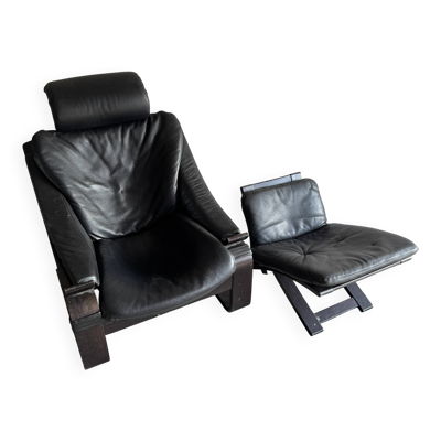 Fauteuil vintage scandinave en cuir noir avec repose-pieds — Structure en bois massif foncé, style moderne du milieu du siècle