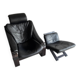 Fauteuil vintage scandinave en cuir noir avec repose-pieds — Structure en bois massif foncé, style moderne du milieu du siècle