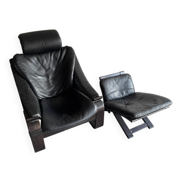 Fauteuil vintage scandinave en cuir noir avec repose-pieds — Structure en bois massif foncé, style moderne du milieu du siècle