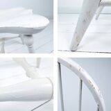 Chaise vintage en bois blanc avec dossier à barreaux, style maison de campagne