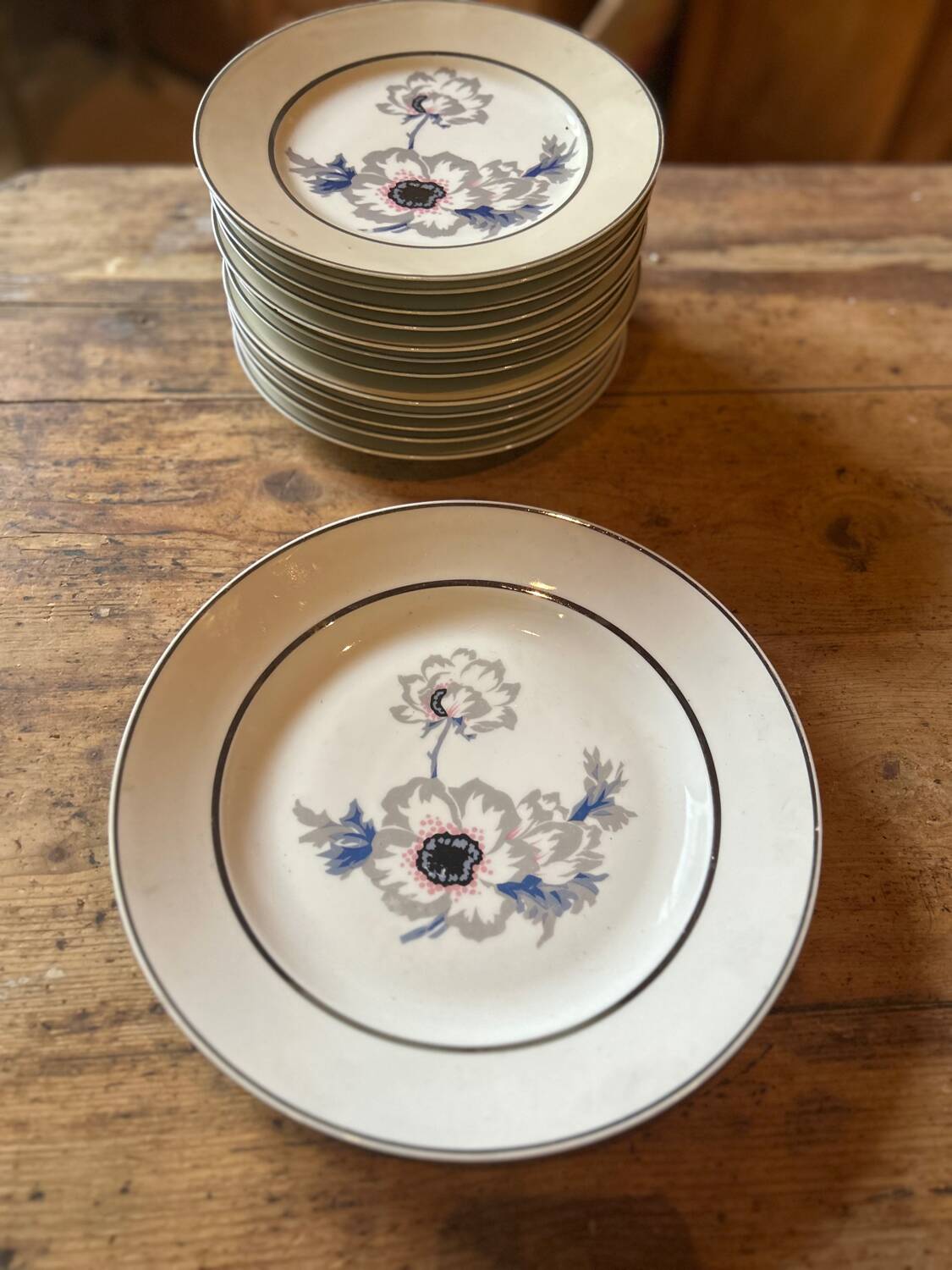 Série de 12 assiettes plates en porcelaine aux anémones