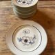 Série de 12 assiettes plates en porcelaine aux anémones