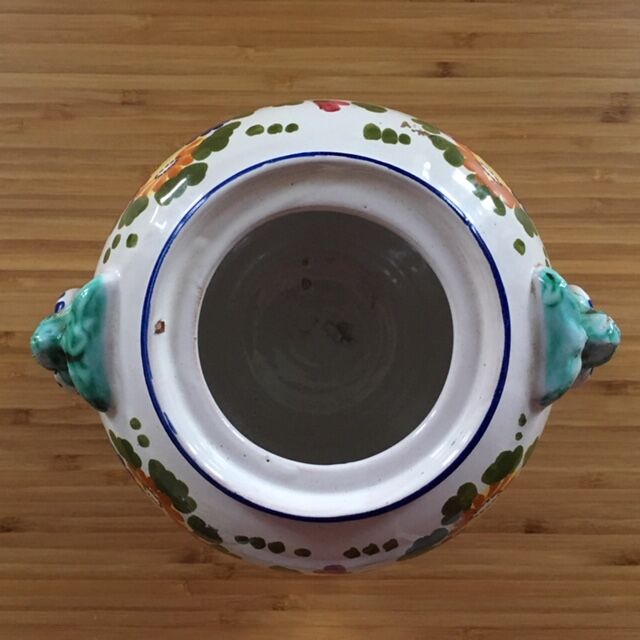 Pot signed flower décor