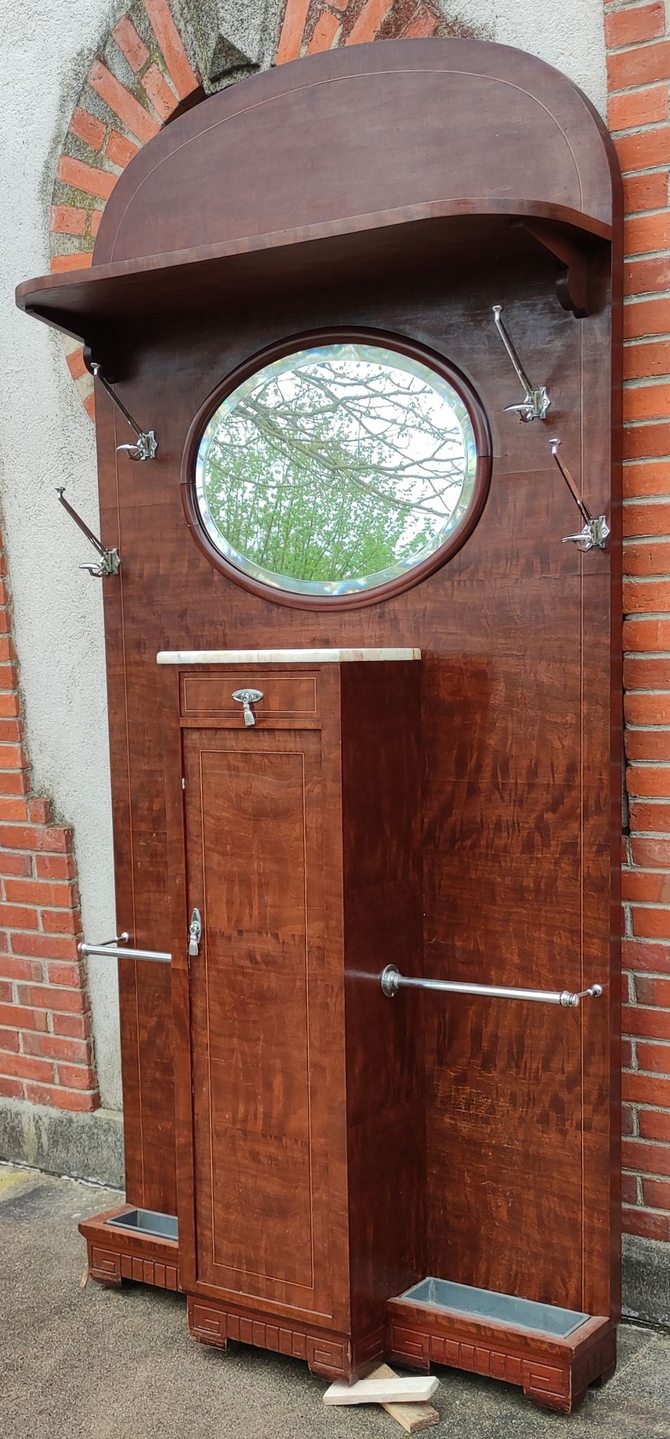 Art deco entrance cloakroom