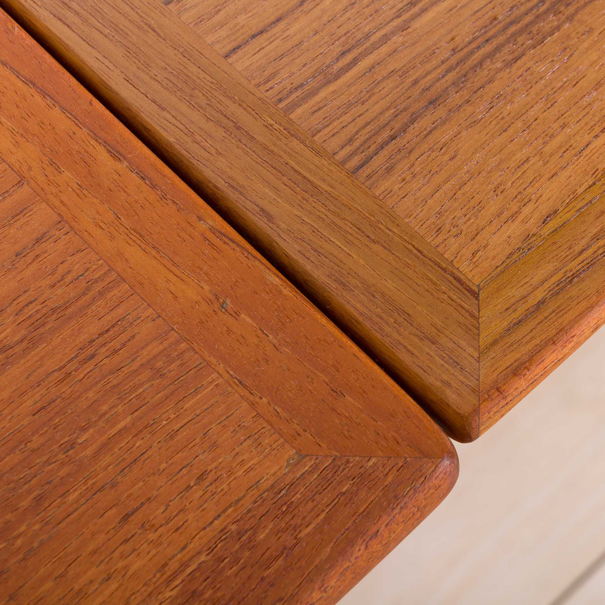 Table à manger extensible en teck avec panneaux cachés, Danemark, années 60