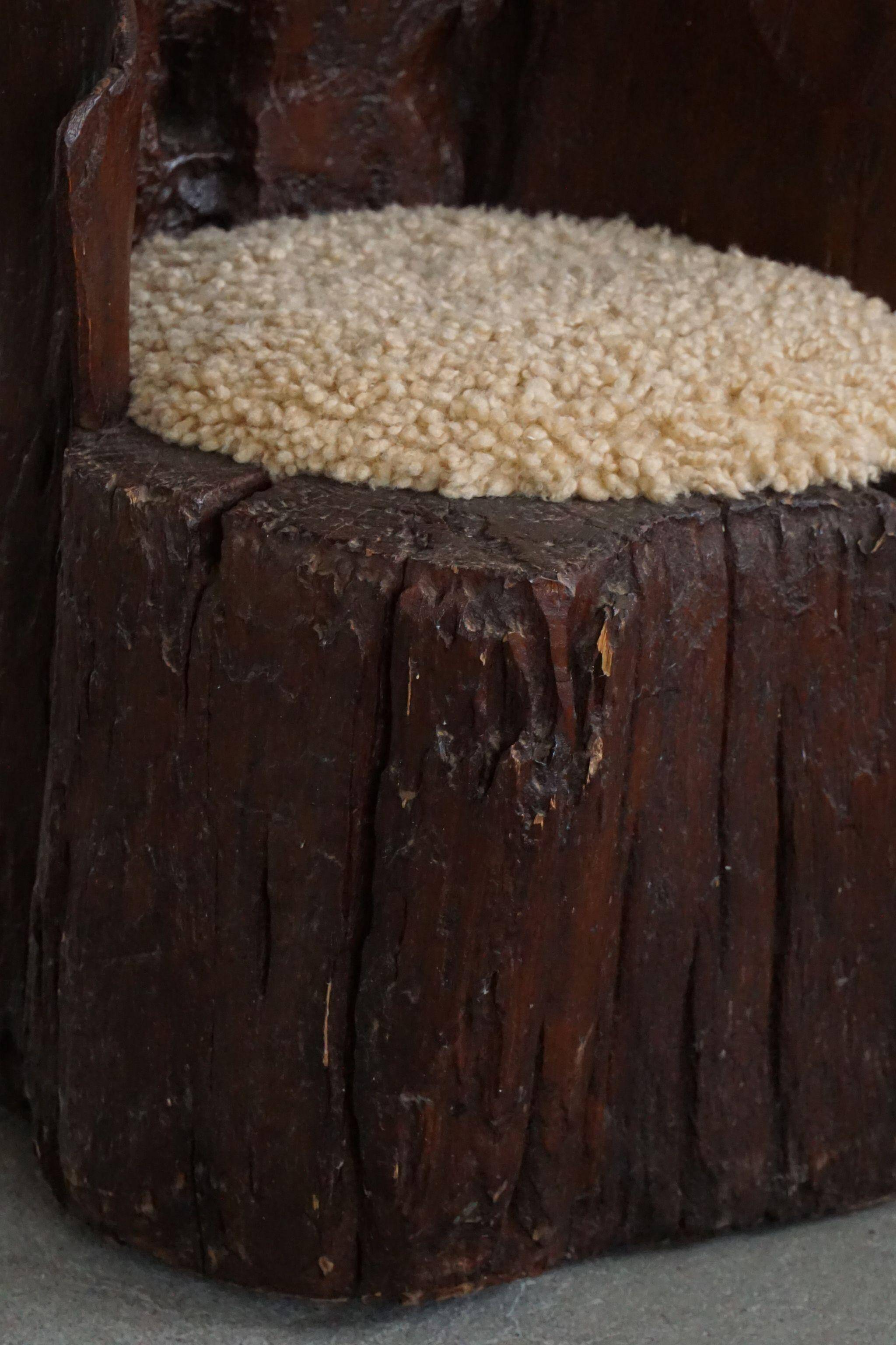 Chaise souche primitive wabi sabi suédoise sculptée à la main, siège en laine d'agneau, 1900s