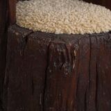 Chaise souche primitive wabi sabi suédoise sculptée à la main, siège en laine d'agneau, 1900s