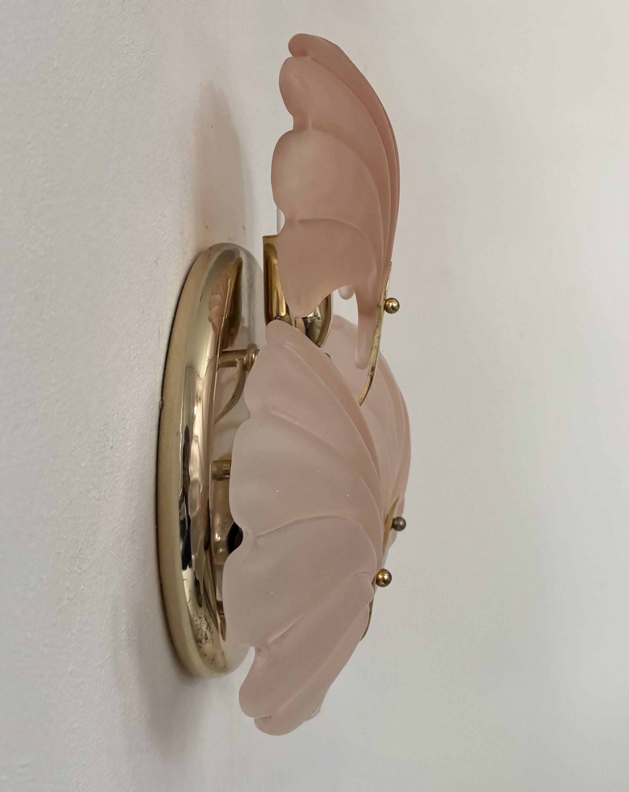 Vintage shell wall light, amber glass and brass, France, 1970.