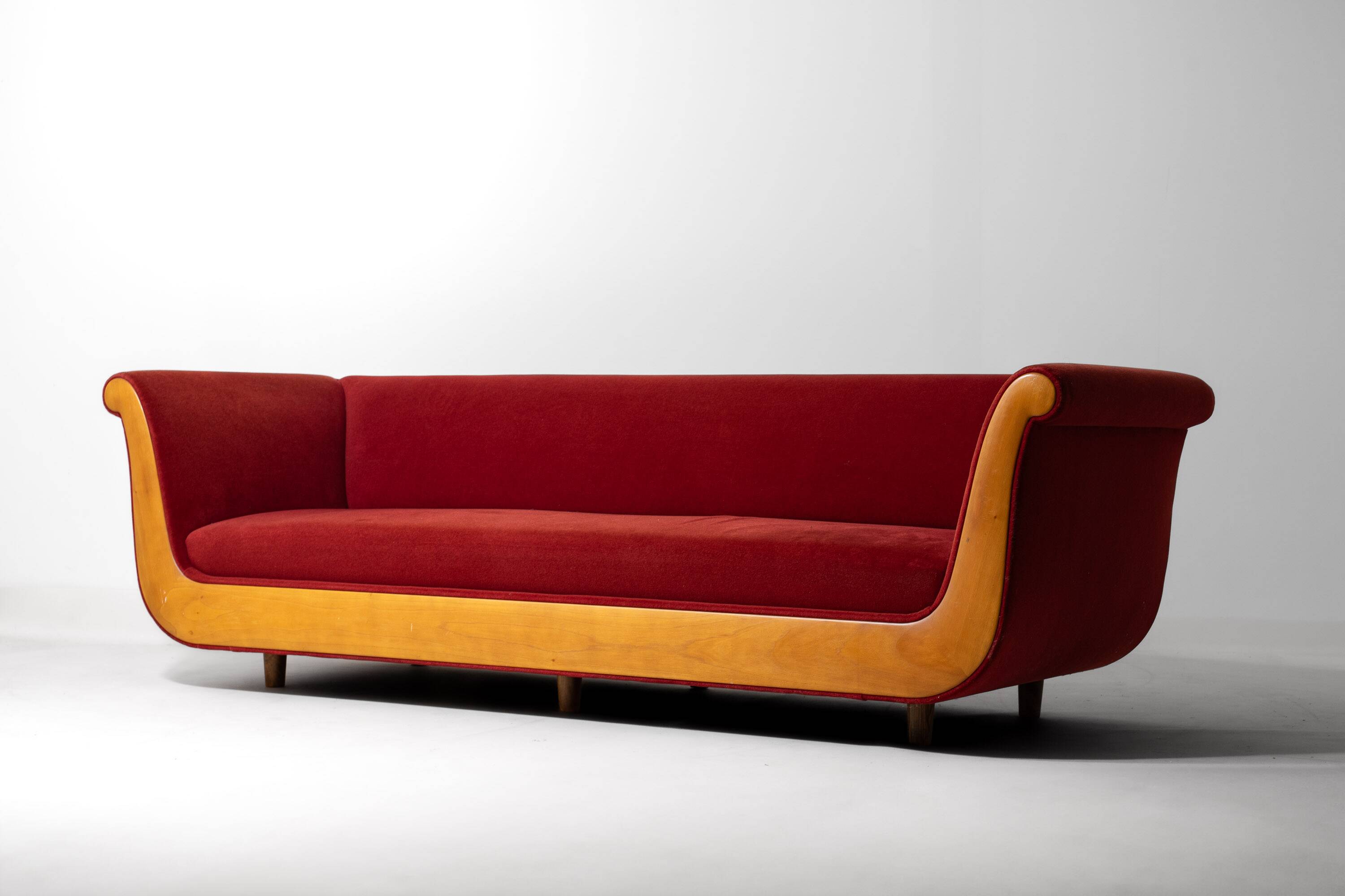 Sofa 'Primafila' en velours rouge par Molteni