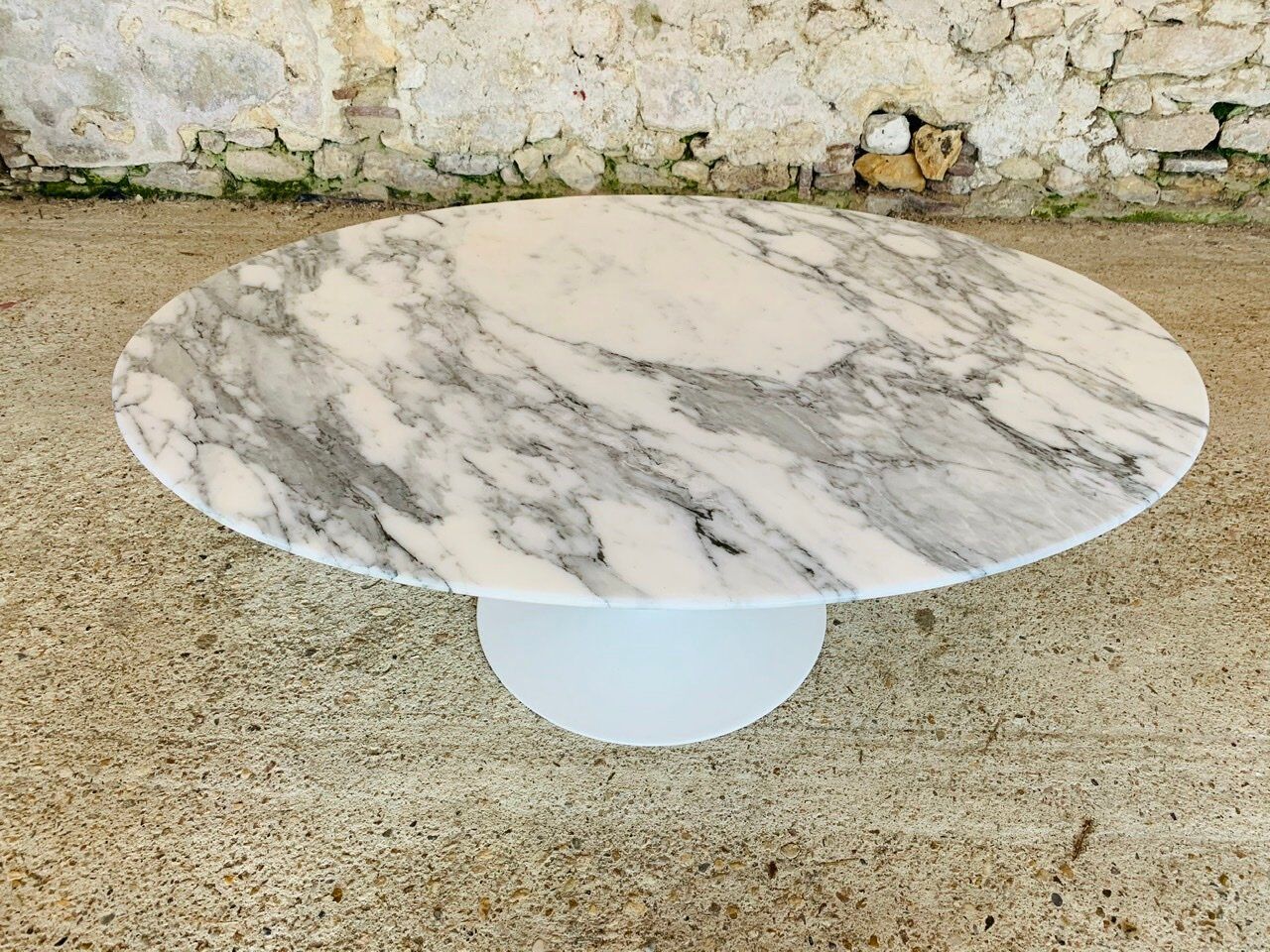 Eero Saarinen coffee table, oval, "Tulip" by Knoll International, circa 70's