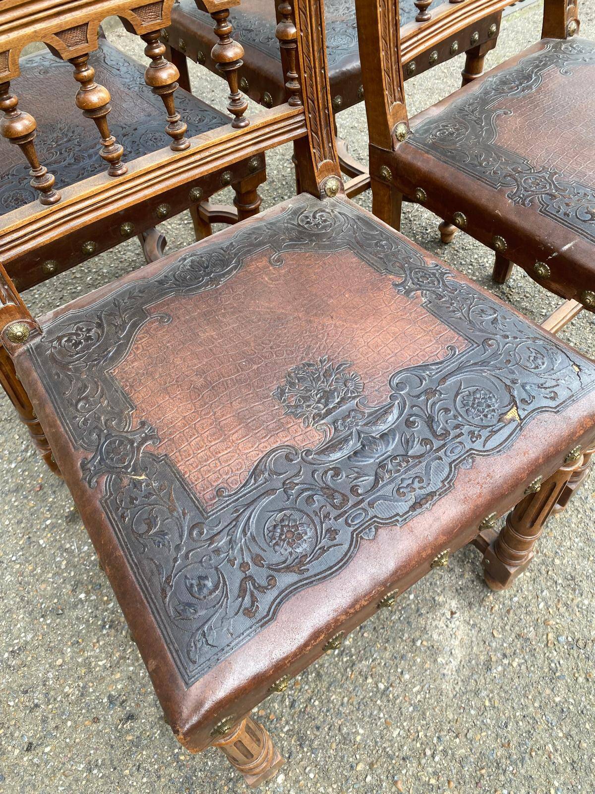 4 Henri II chairs in solid wood and leather from the 19th century.