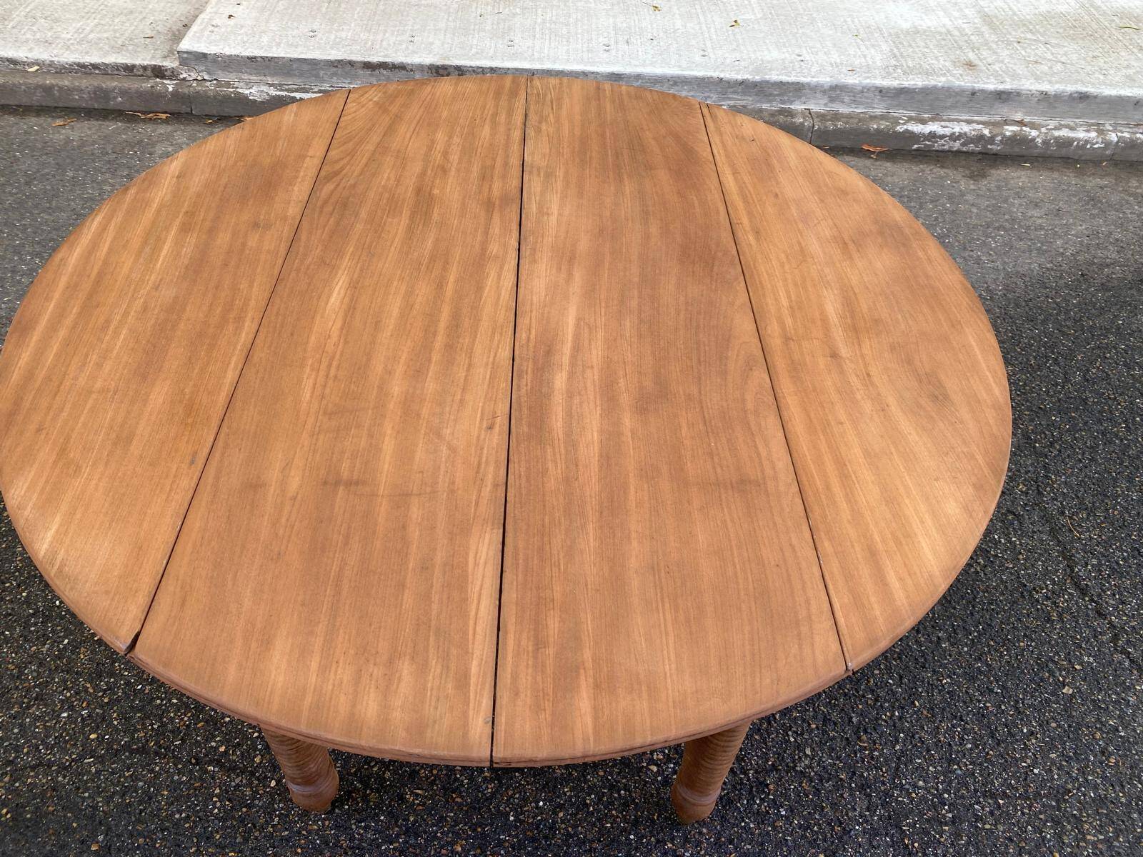 Round extendable banquet table stripped in solid mahogany with 4 extensions, 19th century.