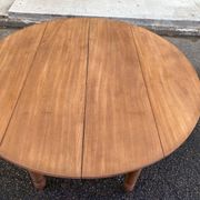 Round extendable banquet table stripped in solid mahogany with 4 extensions, 19th century.