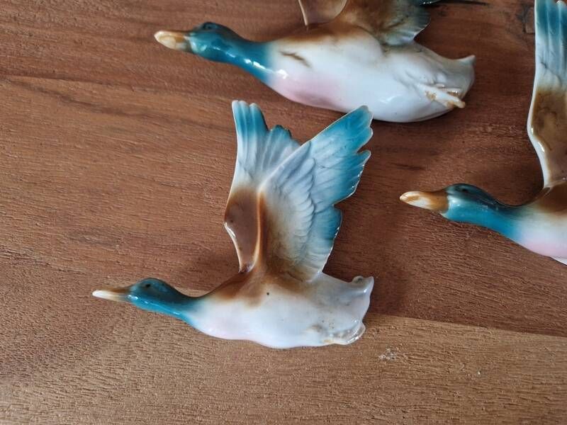Série de 3 canards en vol en faience allemande - marque au dos
