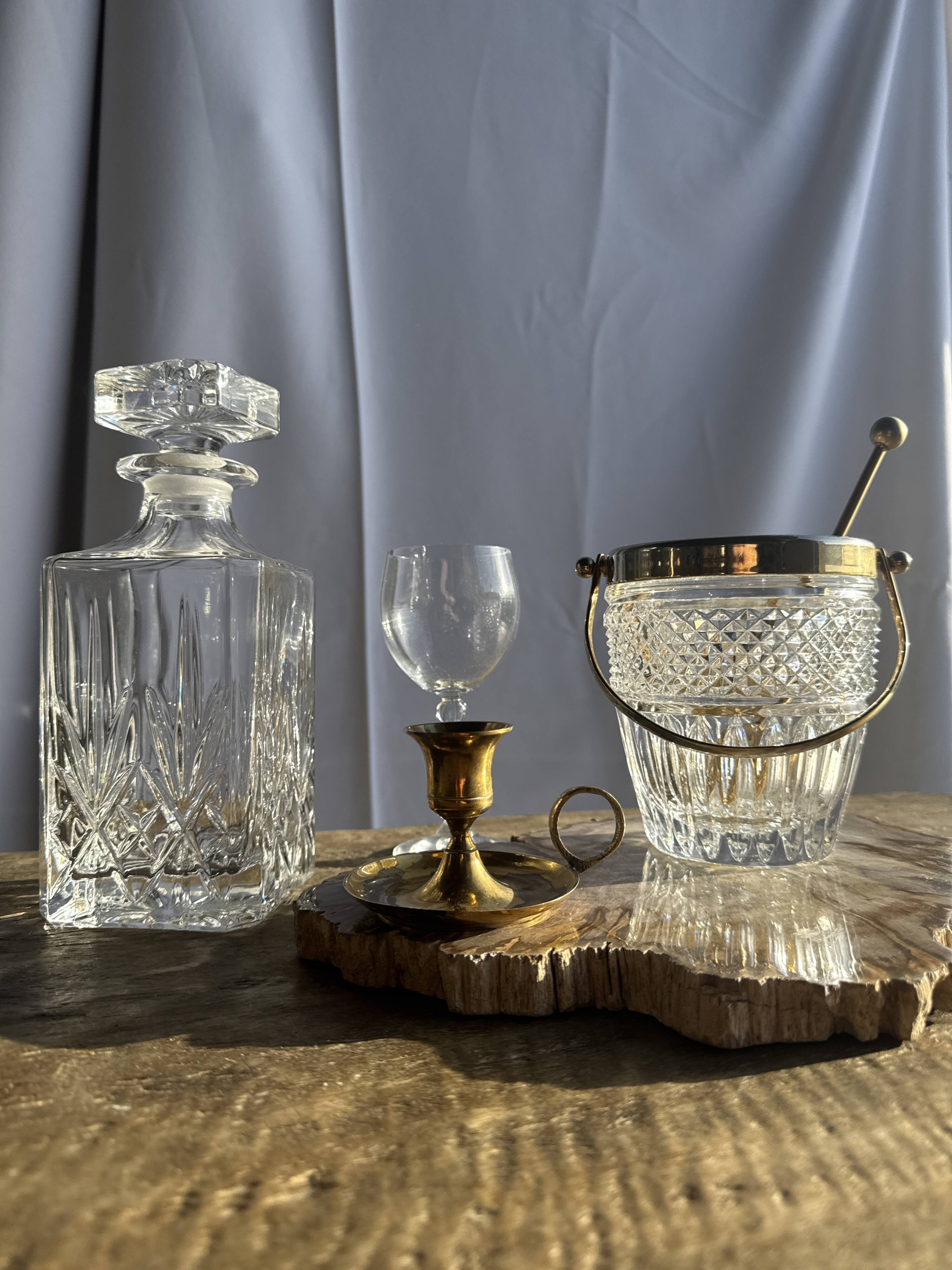 Small golden hand candlestick with a round loop handle D8 H6.5