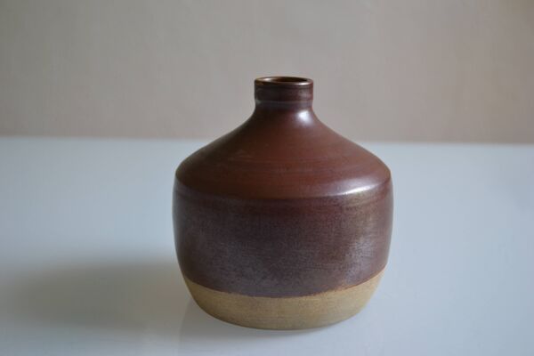 Vase bouteille en grès cachet trèfle à identifier
