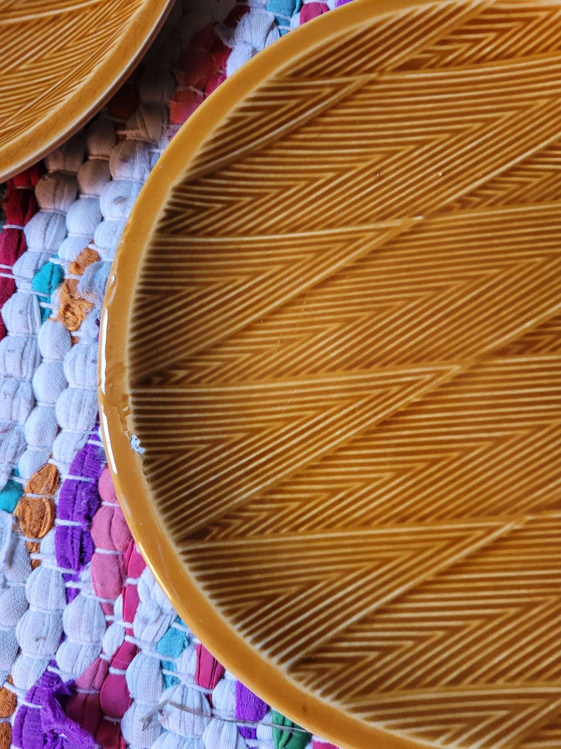 Lot n°2 of 6 Salins barbotine dessert plates