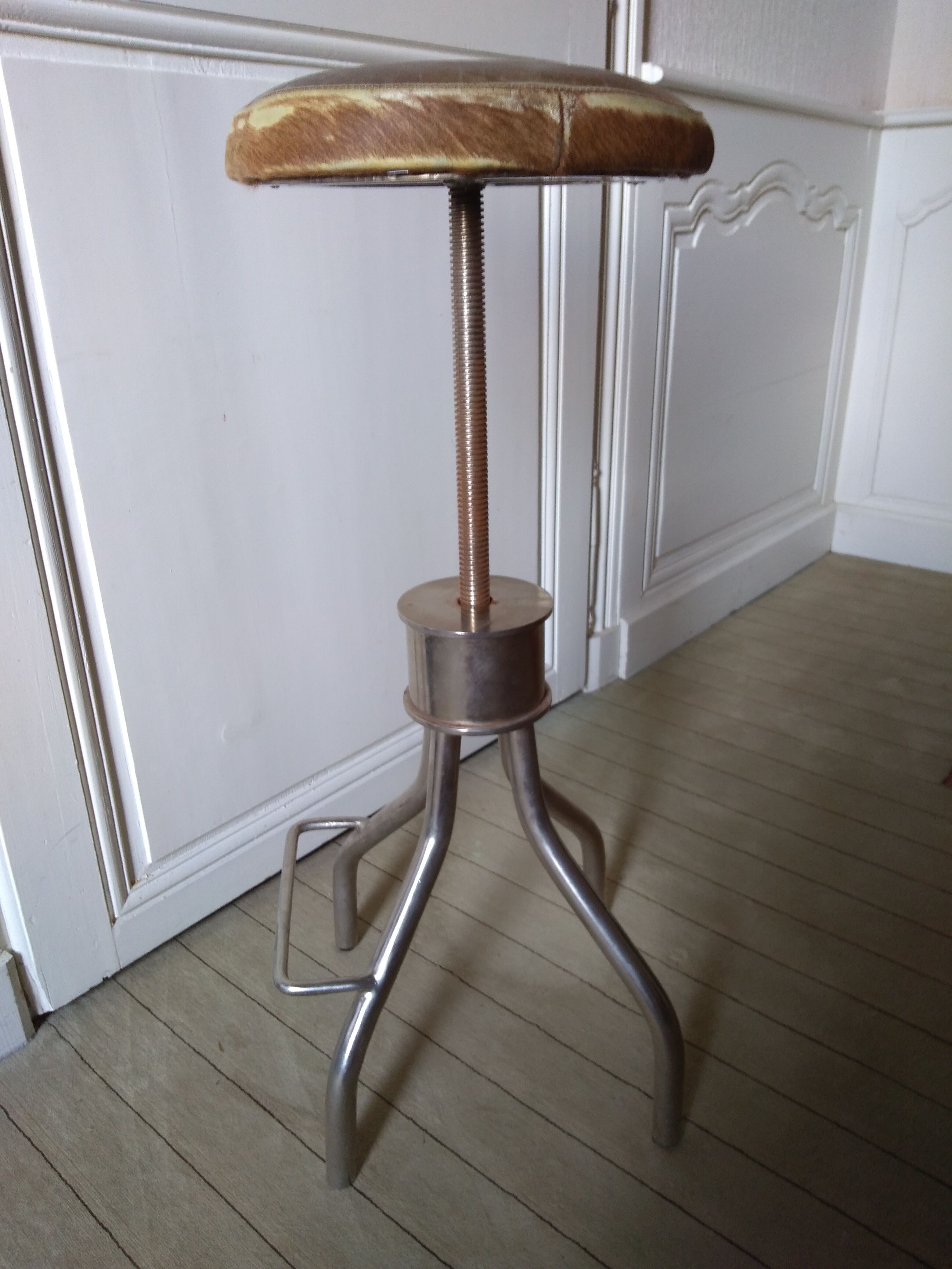 Adjustable leather seating workshop stool