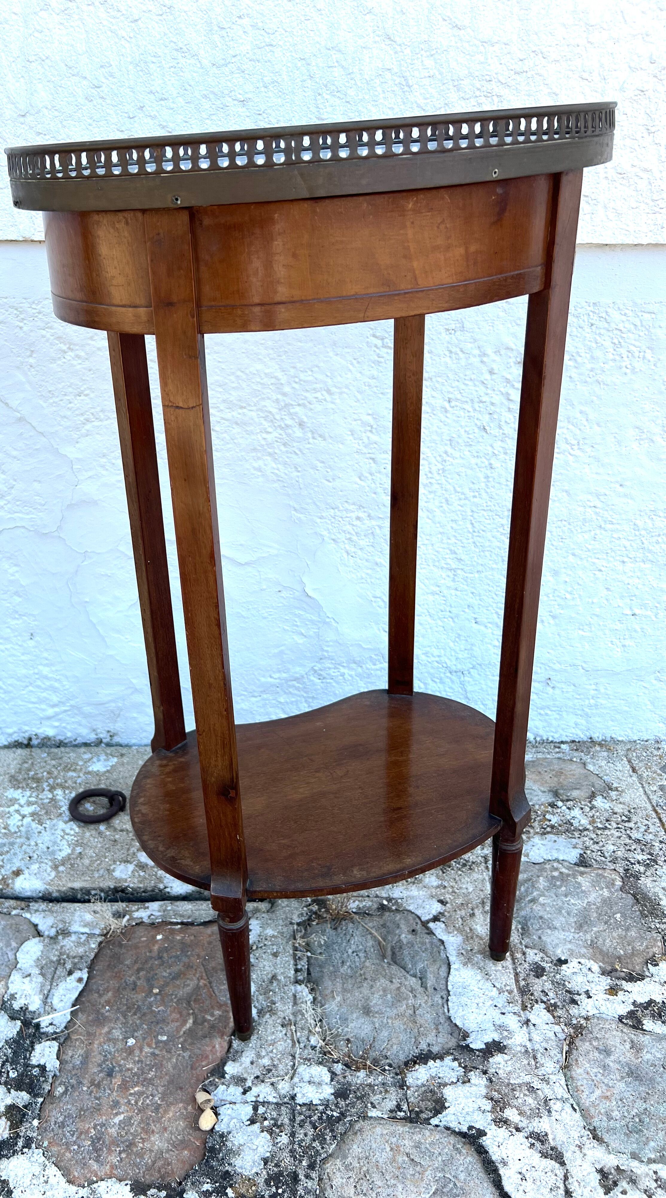 Four-legged oval gueridon with crotch or side table