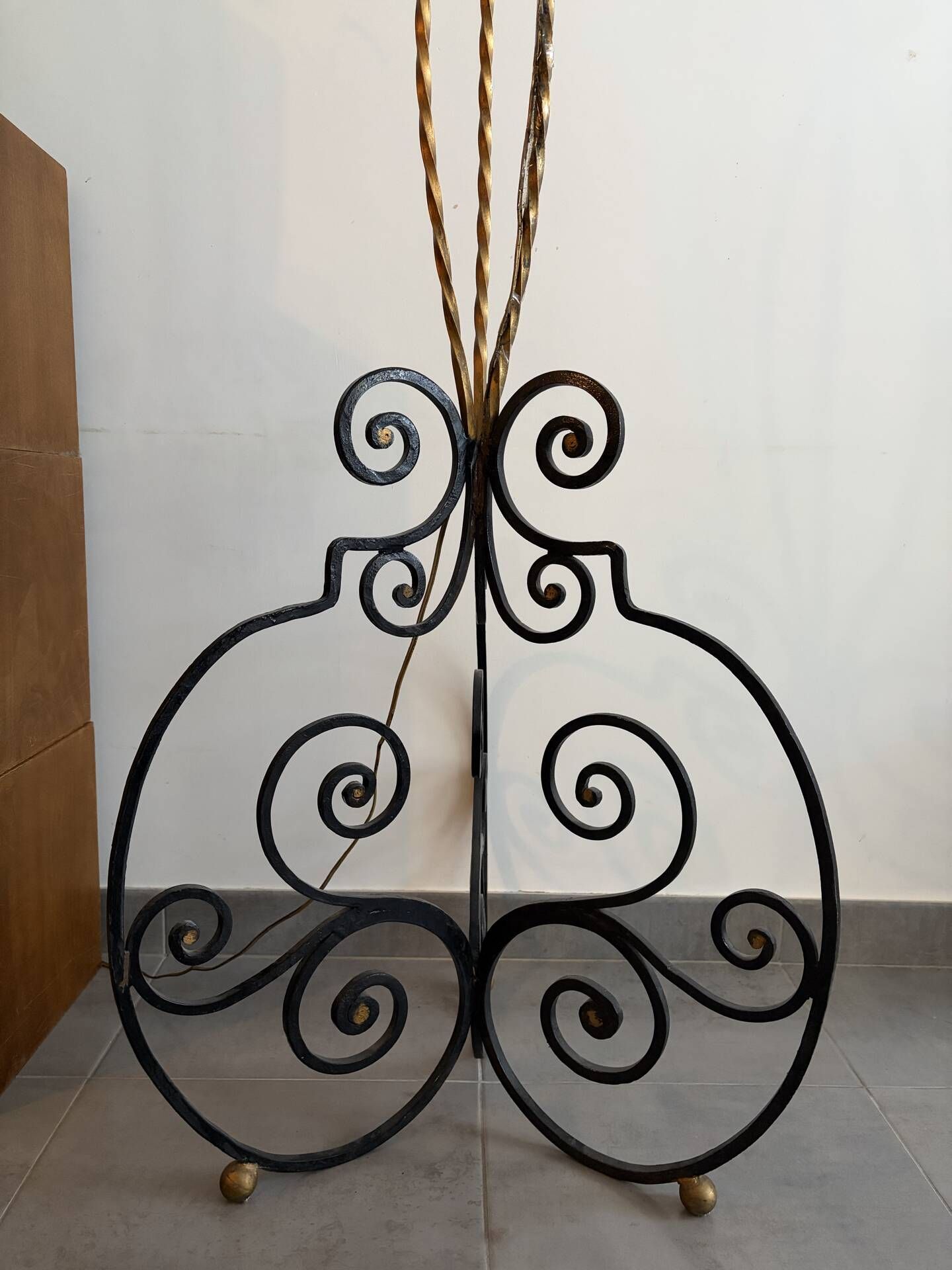 Vintage floor lamp in wrought iron and opaline.