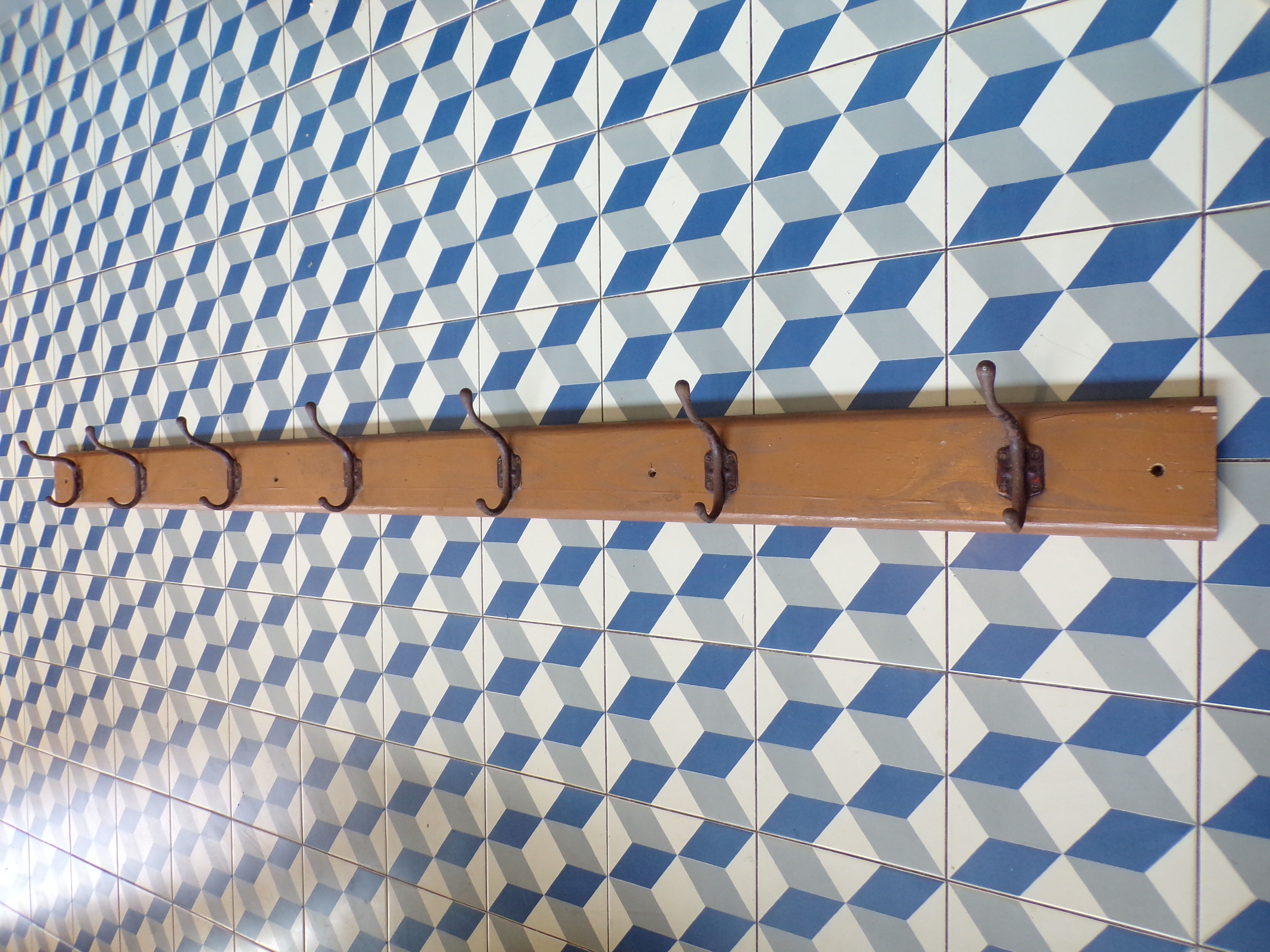 School coat rack bar 7 hooks