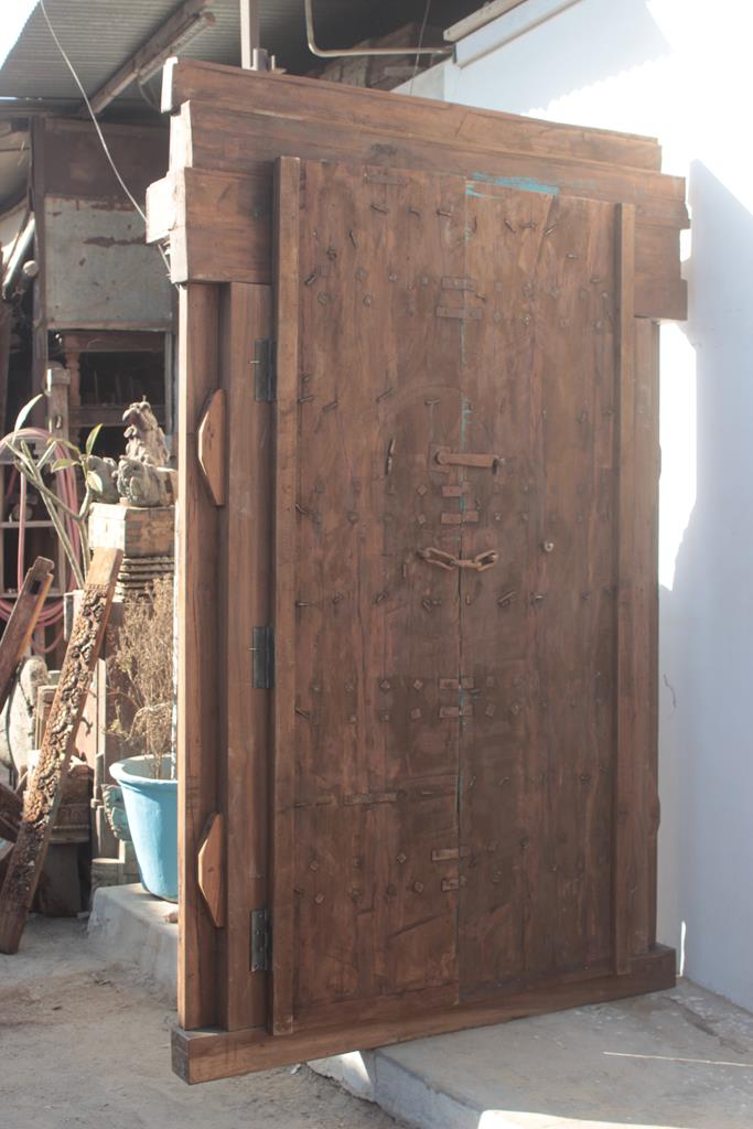 Indian door in old teak piece and patina of origin