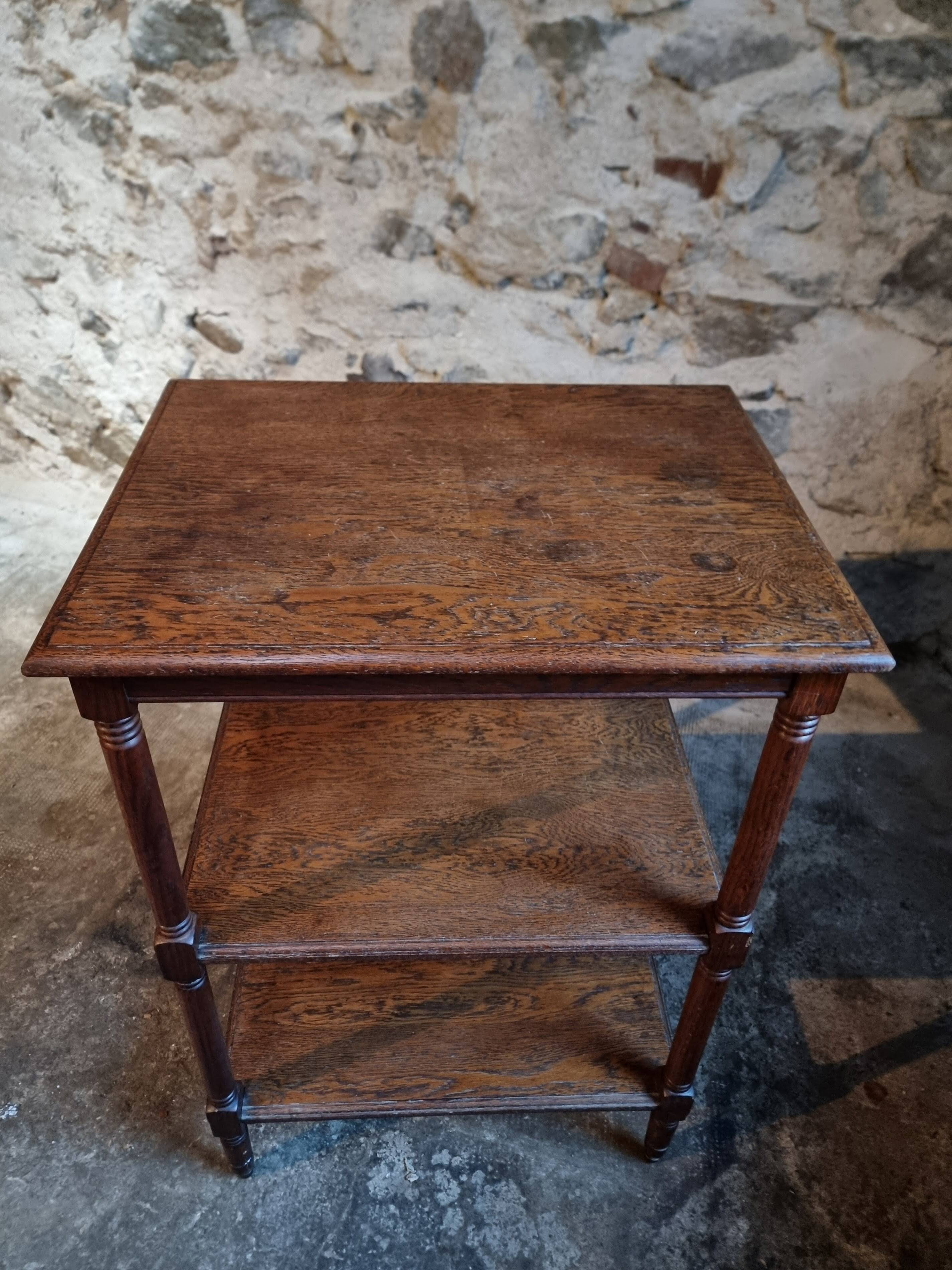 Vintage 1920s side table – Three-tiered shelf in French oak with turned legs.