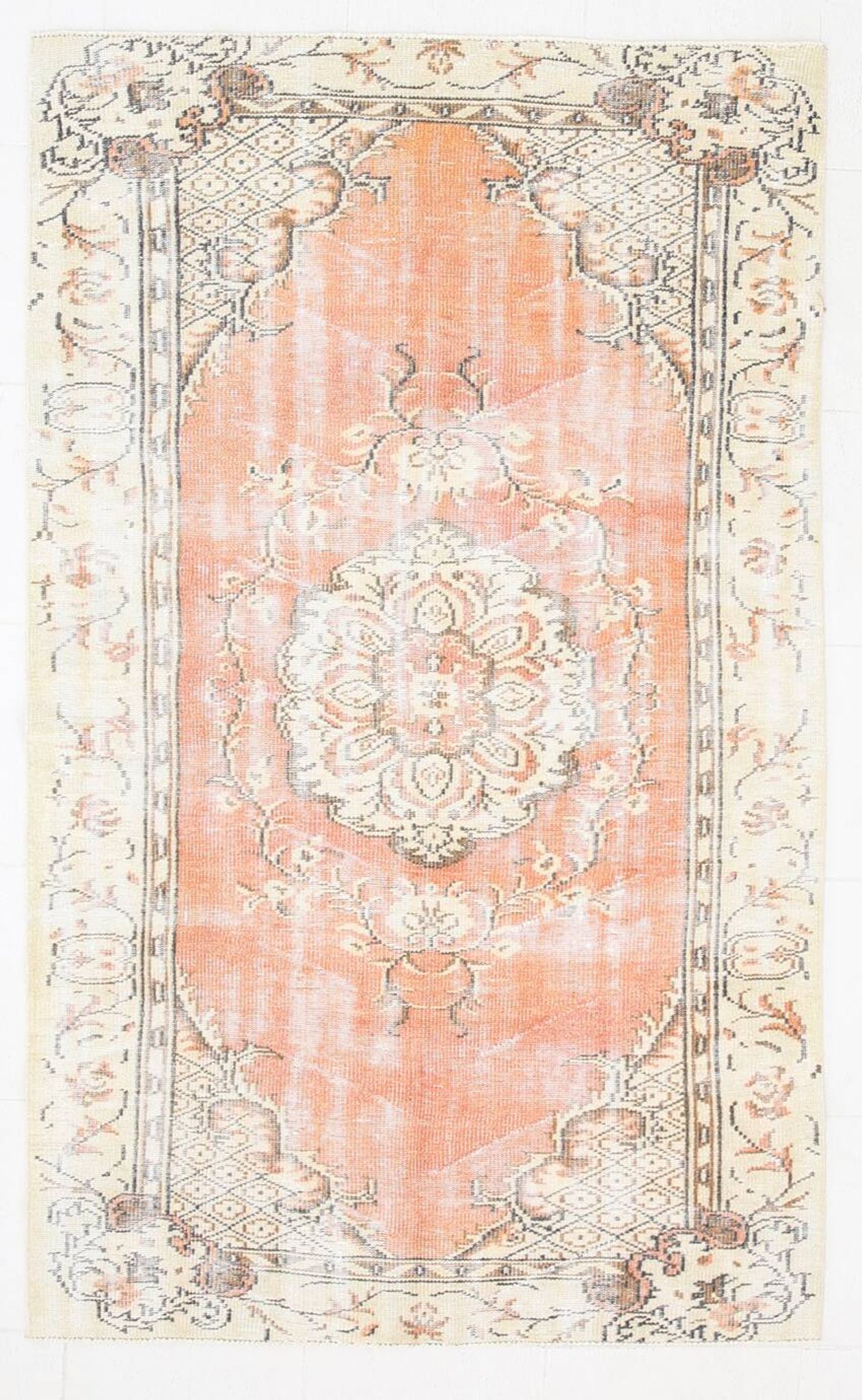 Tapis vintage classique saumon et crème 4x7, 134 x 220 cm
