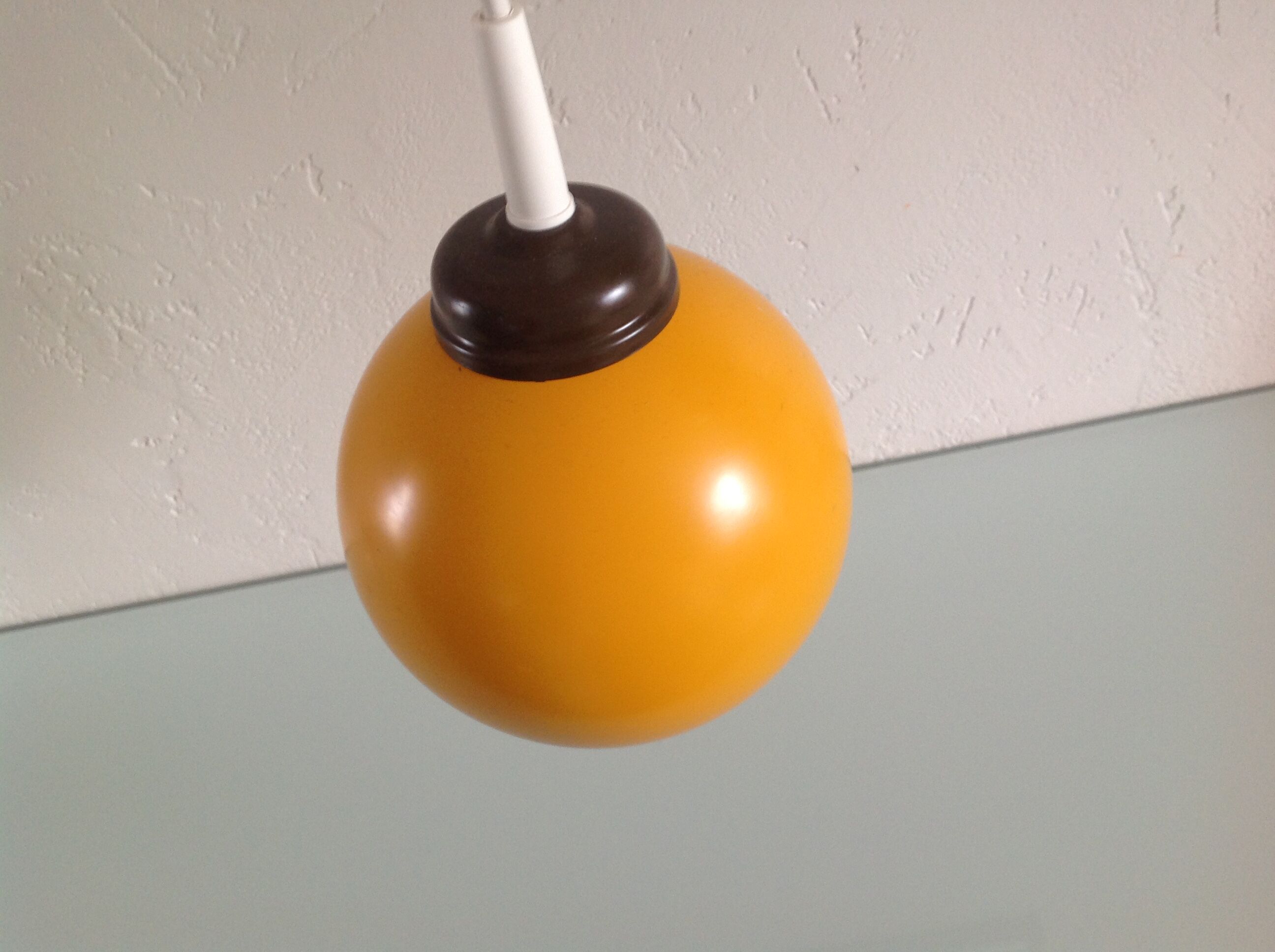 Suspension boule en métal jaune orangé vintage design années 70