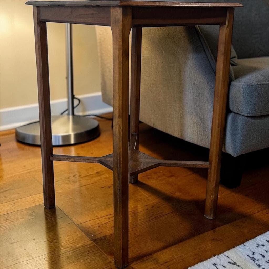 Table d'appoint/plante/étagère vintage haute en bois brun