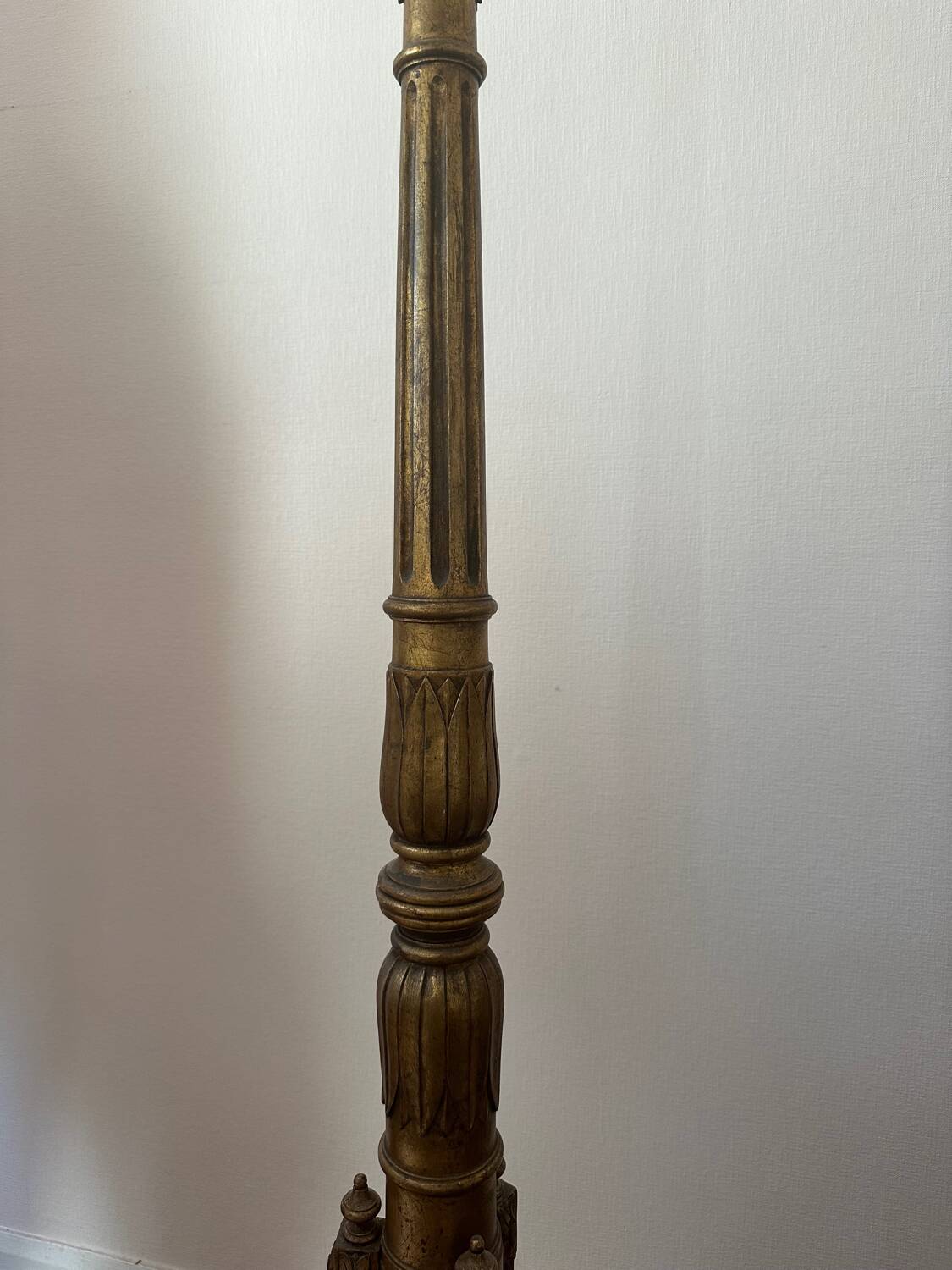 Lampadaire en bois doré Style Louis XVI