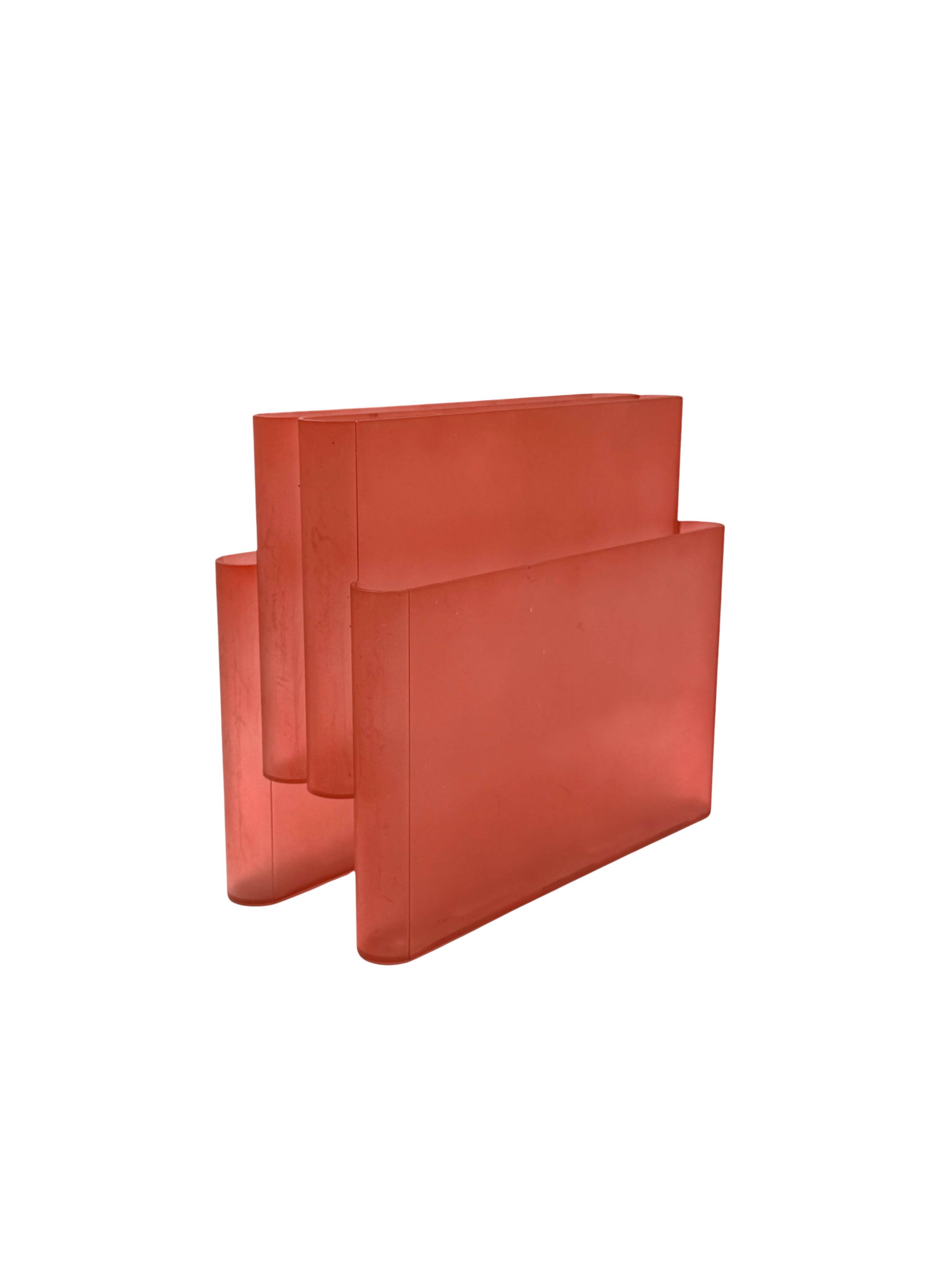 Space age pink plastic magazine rack, Giotto Stoppino, Kartell 1970s
