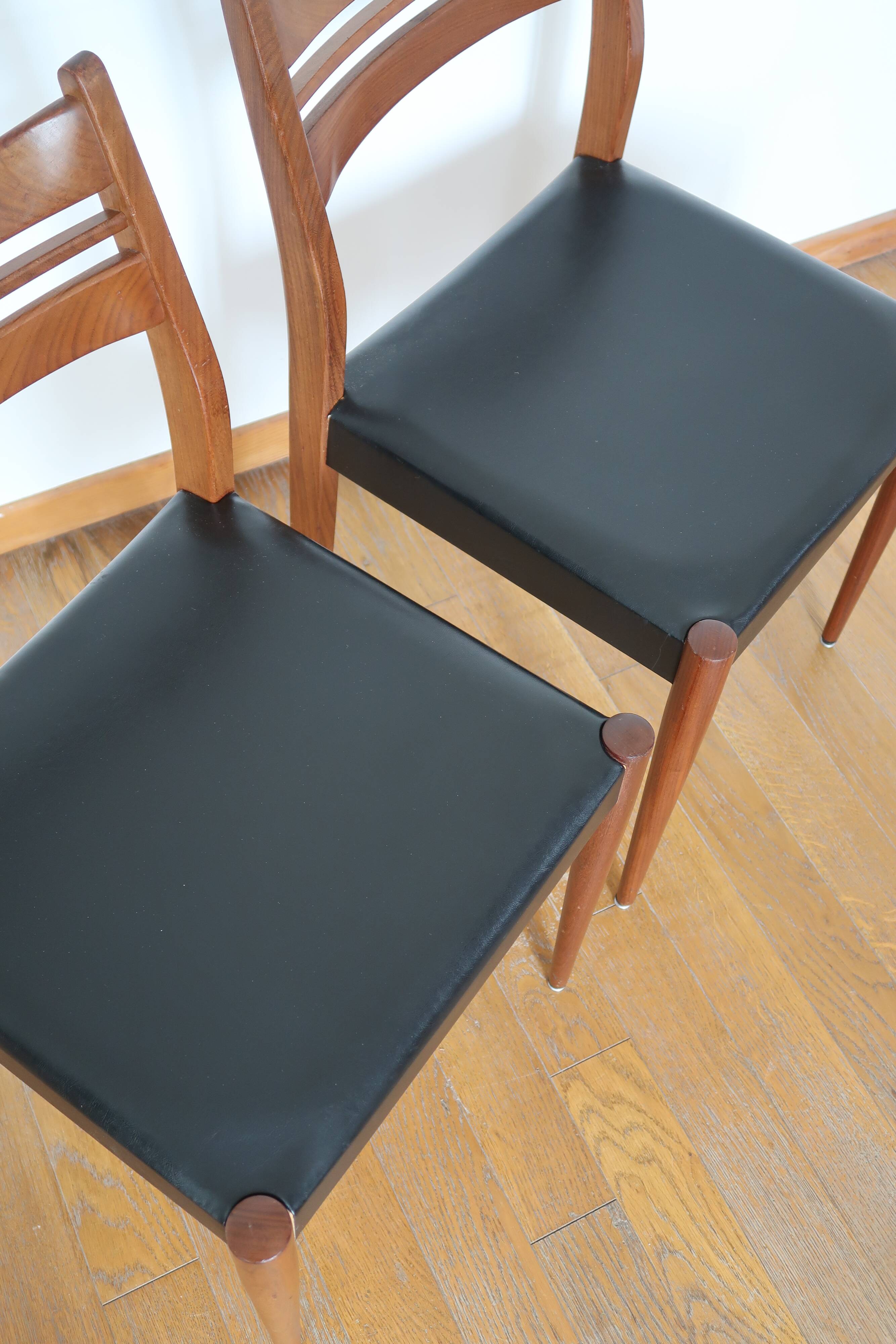 Pair of Scandinavian chairs skaï/teak
