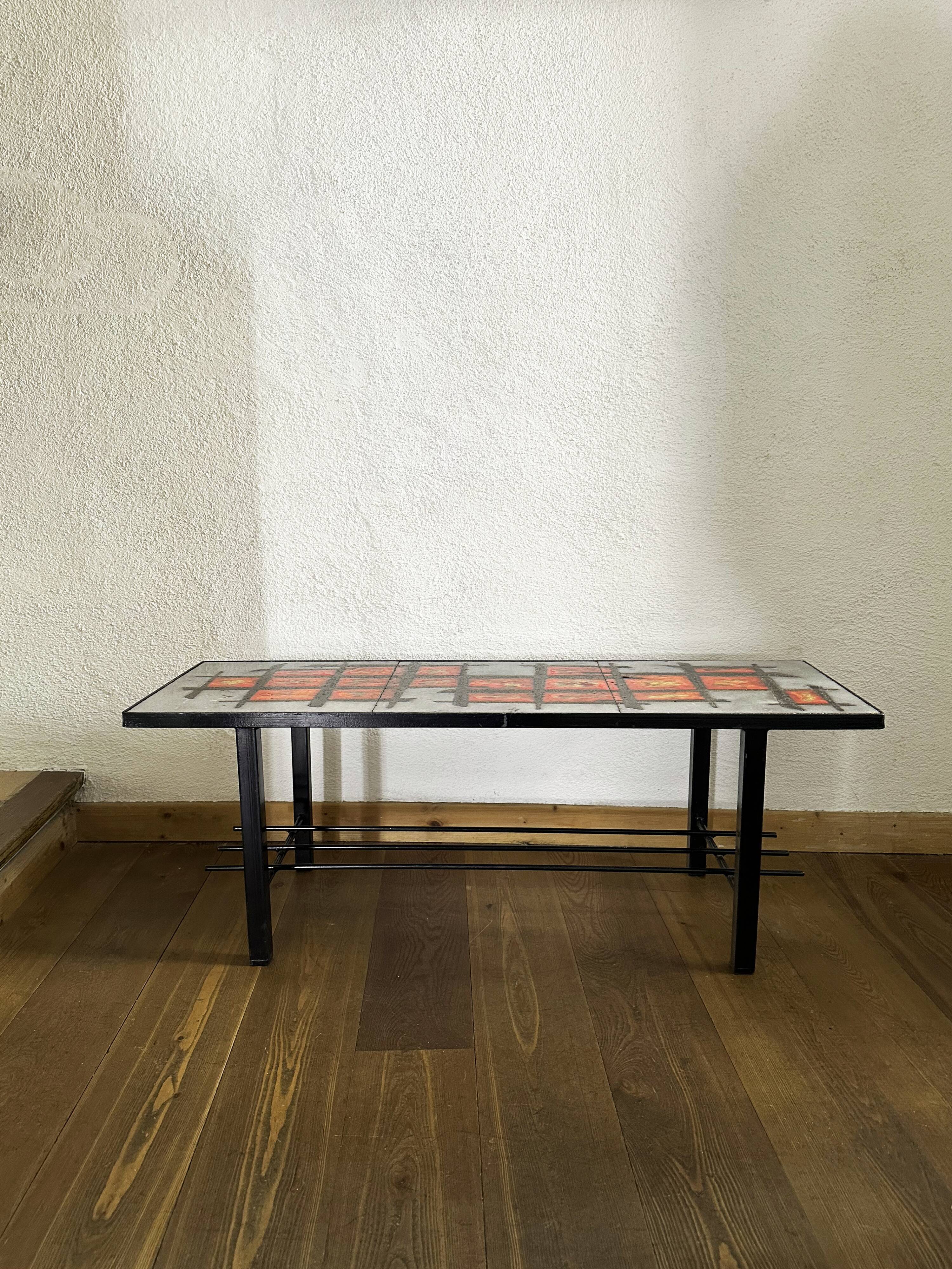 Table basse lave émaillée et métal laqué. France, années 70