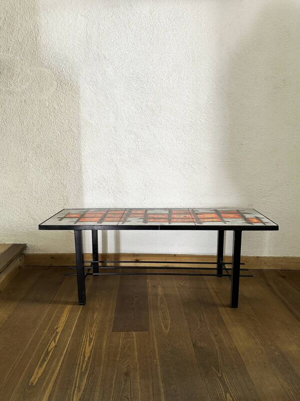 Table basse lave émaillée et métal laqué. France, années 70