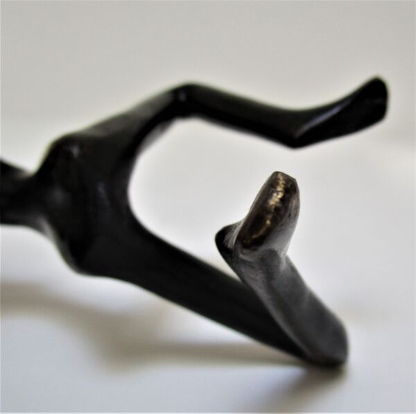 Bougeoir sculptural anthropomorphe bronze noirci à figure de femme années 70
