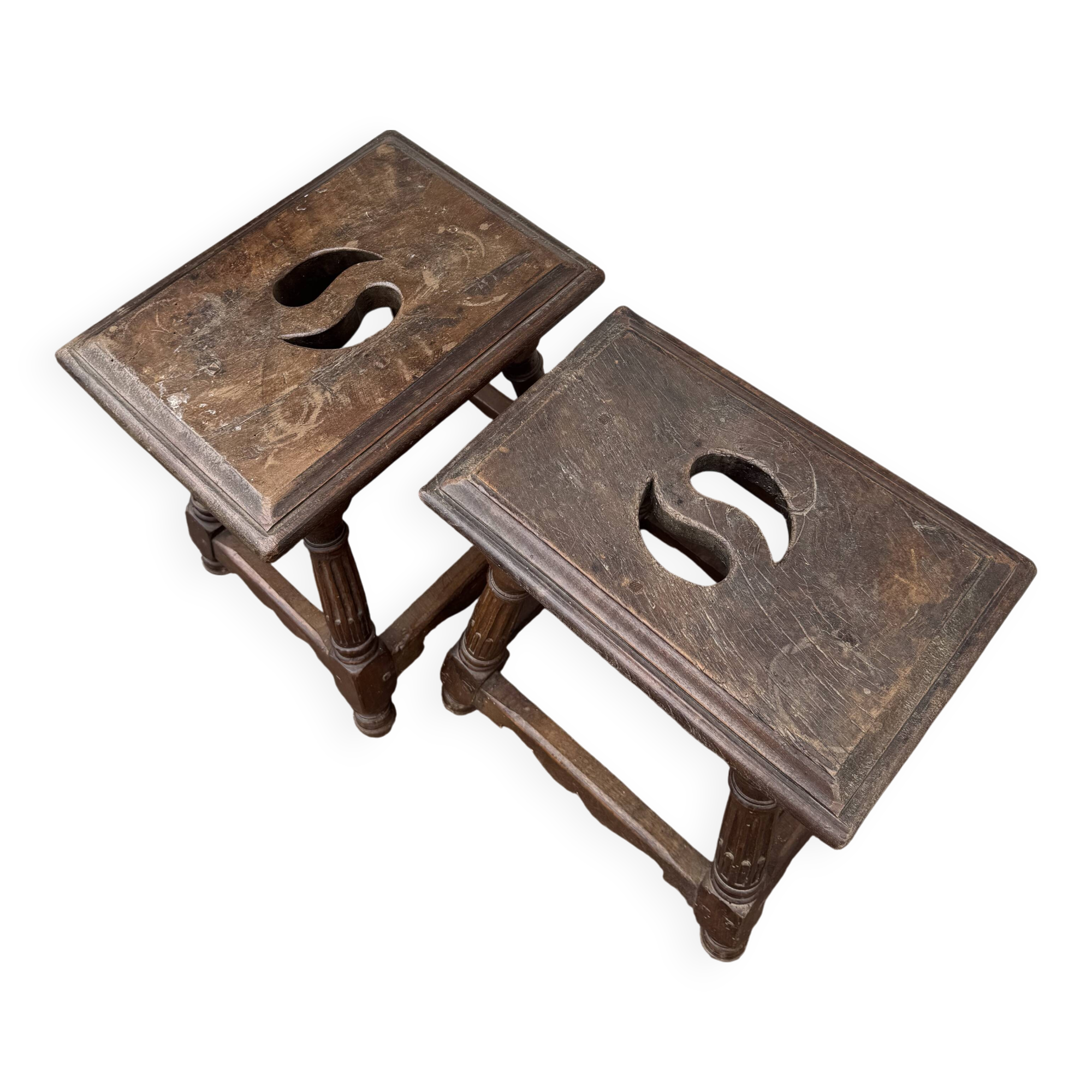 Paire de tabourets anciens en bois massif