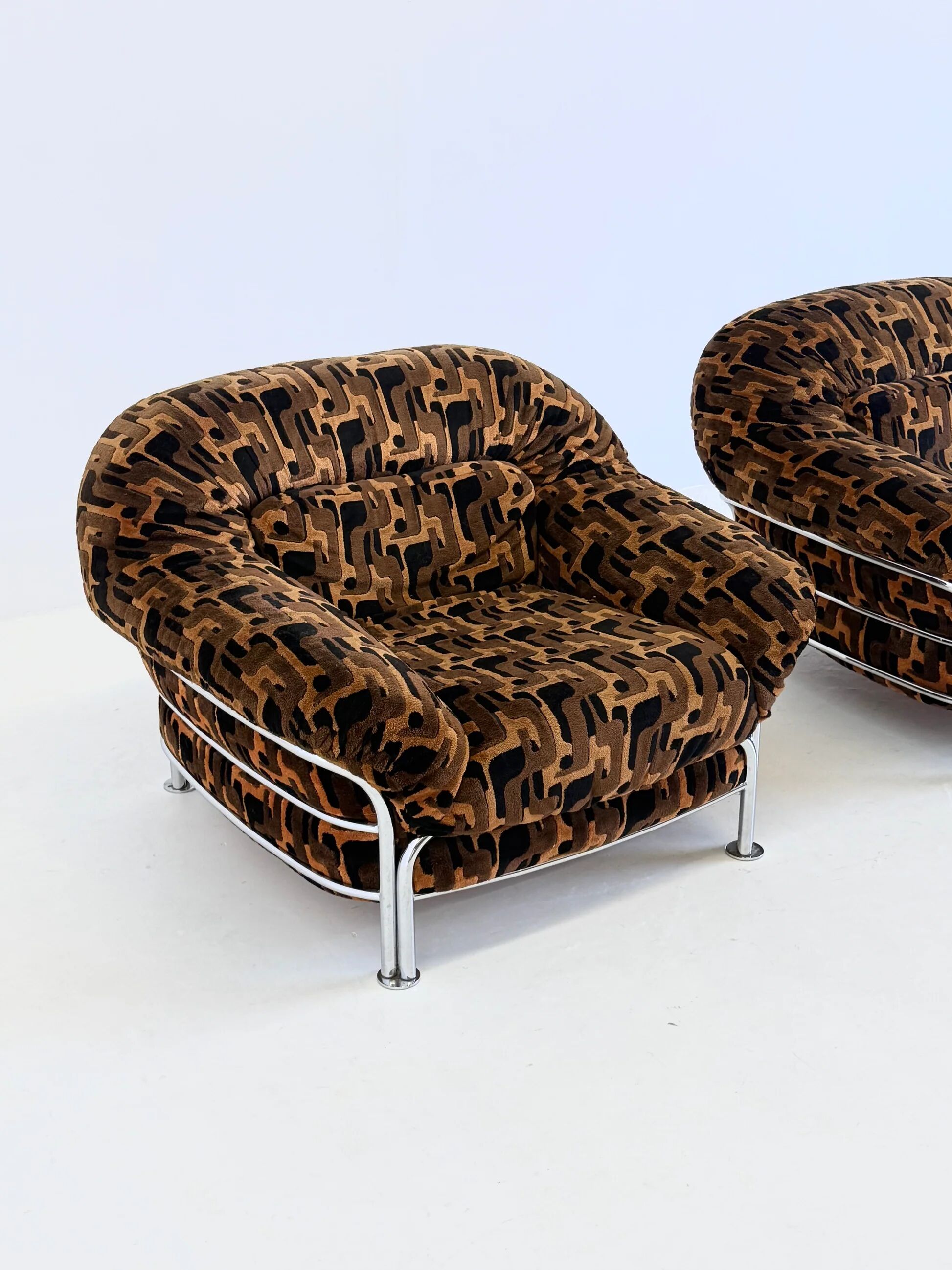 Vintage Italian lounge chairs with tubular frame